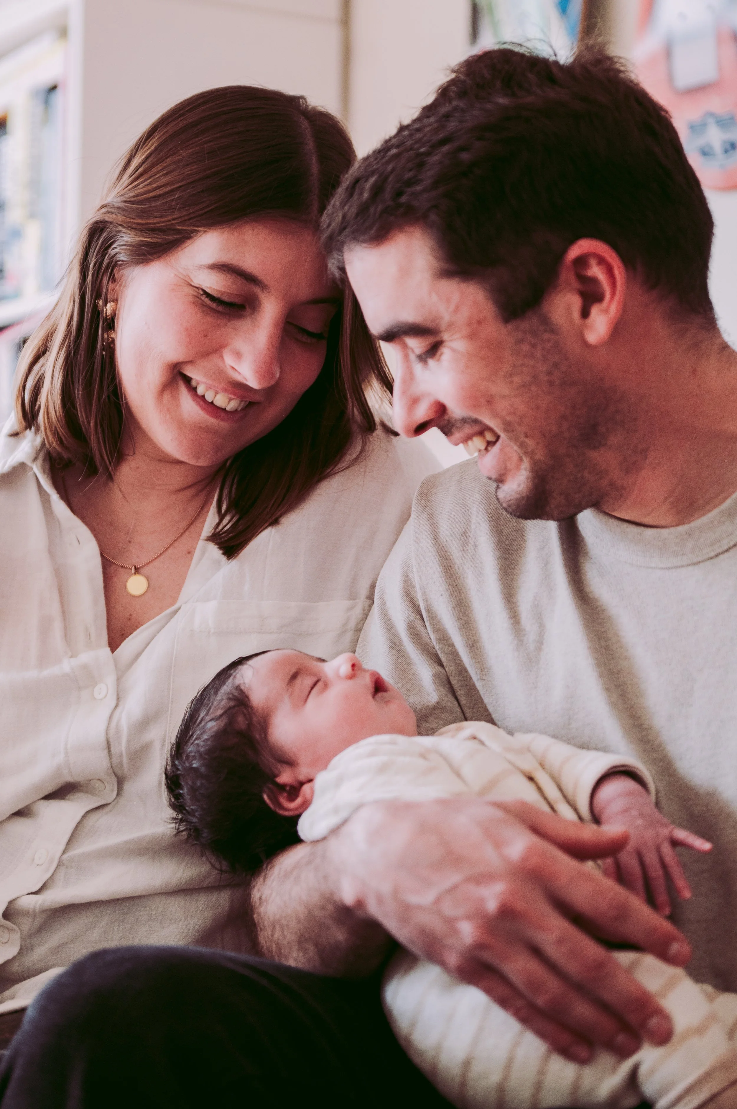 Père et mère penchés sur leur bébé