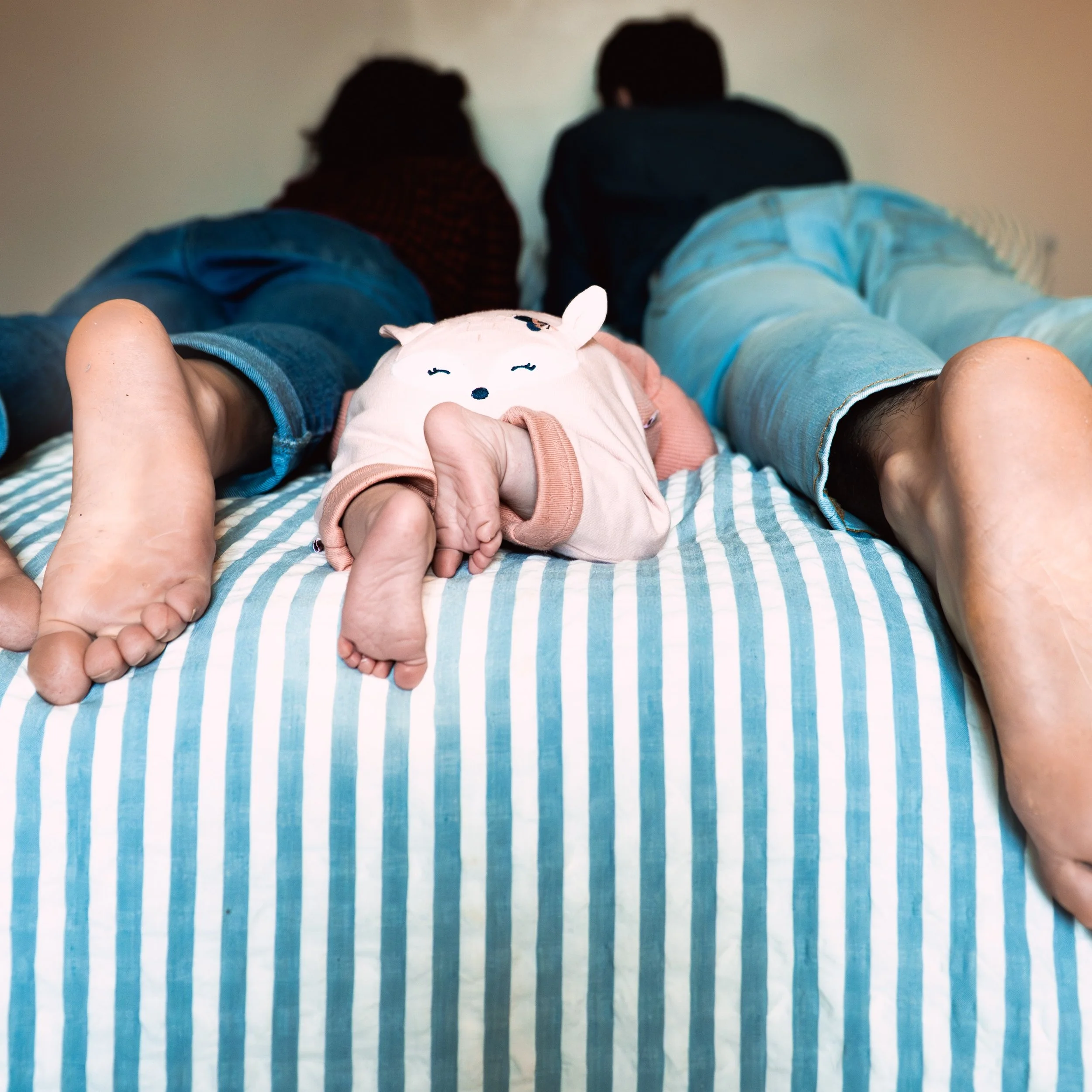 Grande, grande&hellip; et minuscule.
Trois paires de pieds. Une famille qui vient de changer de taille &mdash; et de vie.

Ces d&eacute;tails-l&agrave;, ils disparaissent trop vite. Laisse-moi les attraper pour toi. 🤍

&mdash;
Solange &mdash; photog