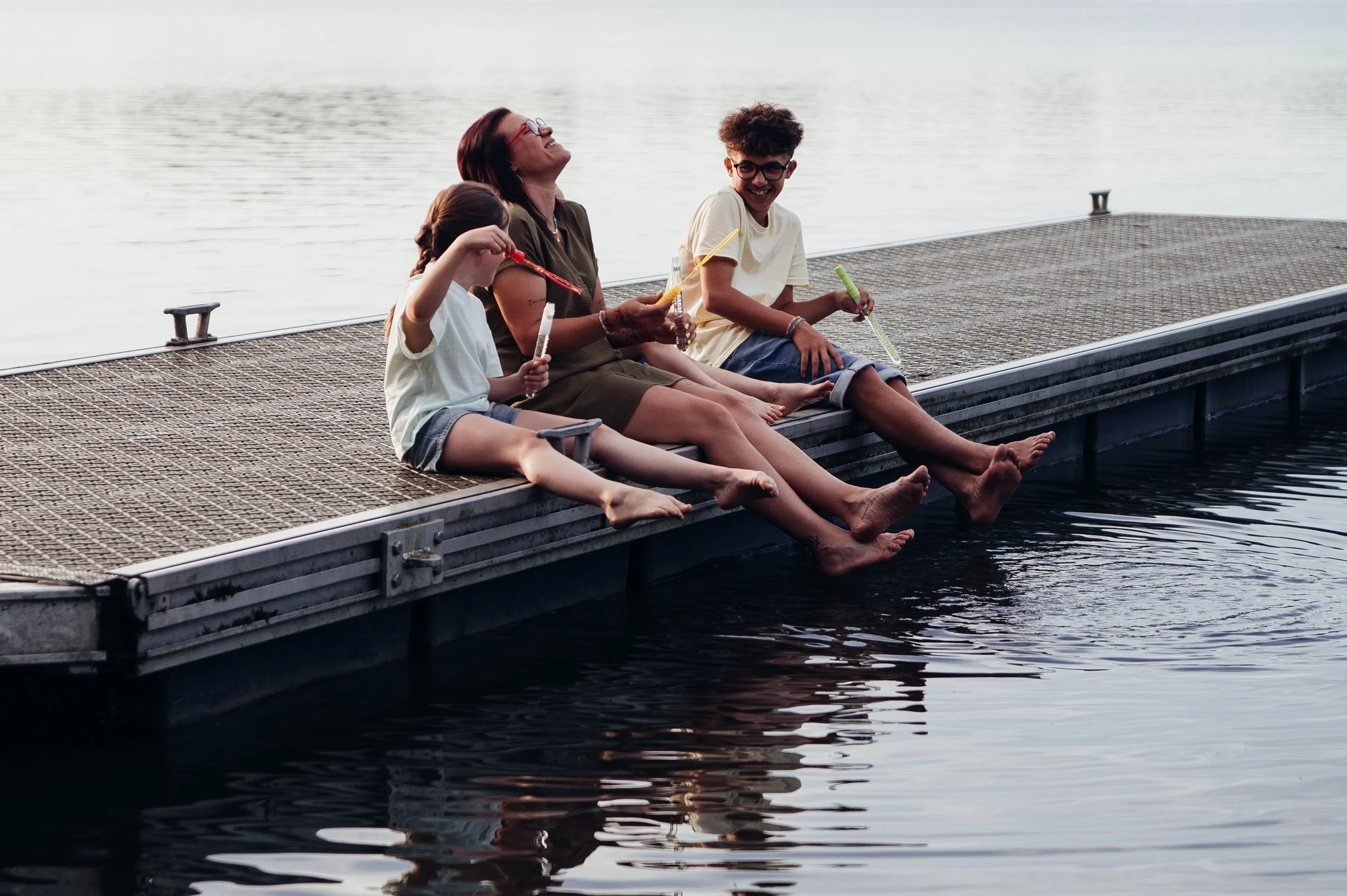 Soirée d'été au ponton en famille