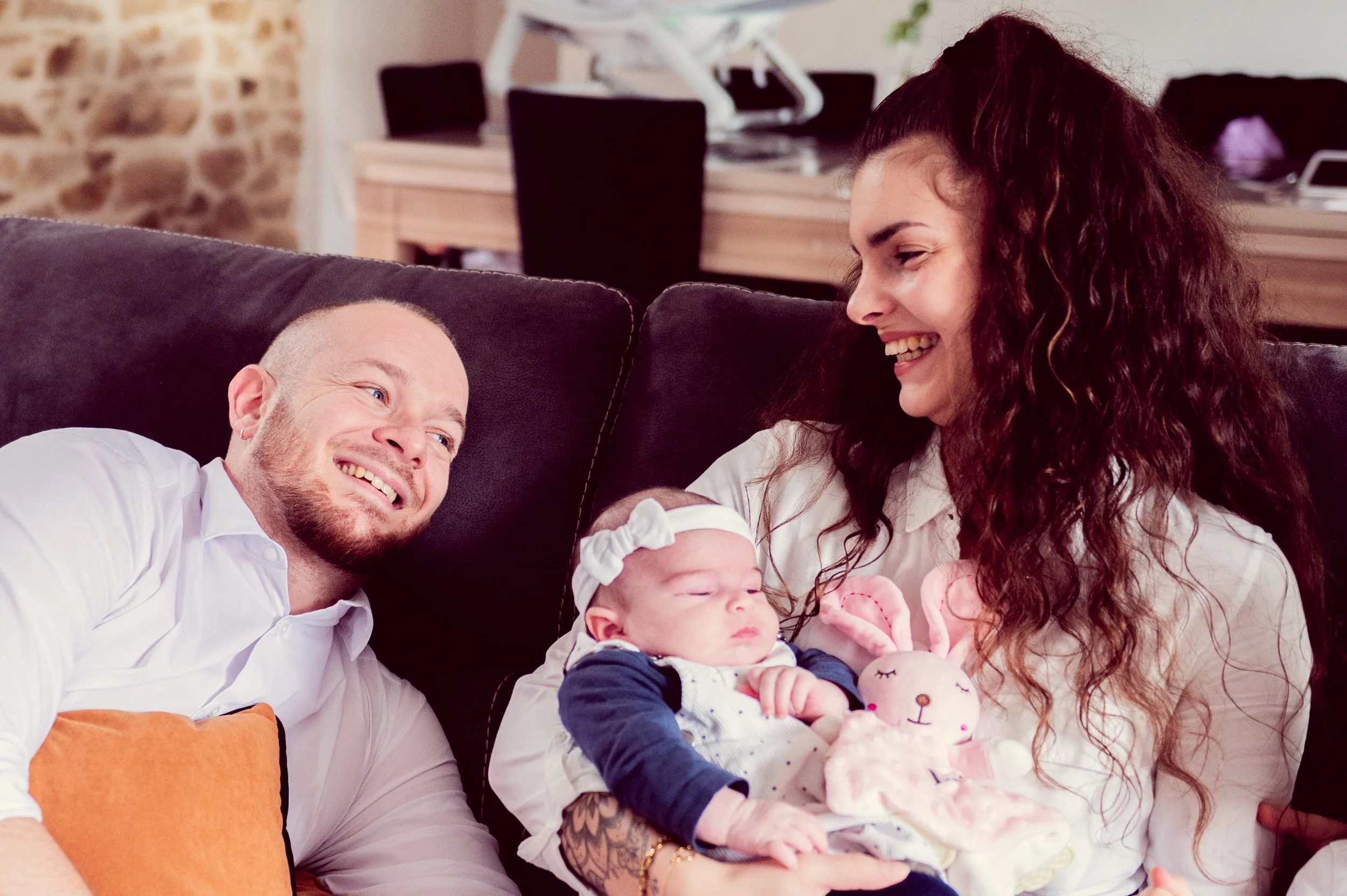 Rires en famille sur le canapé