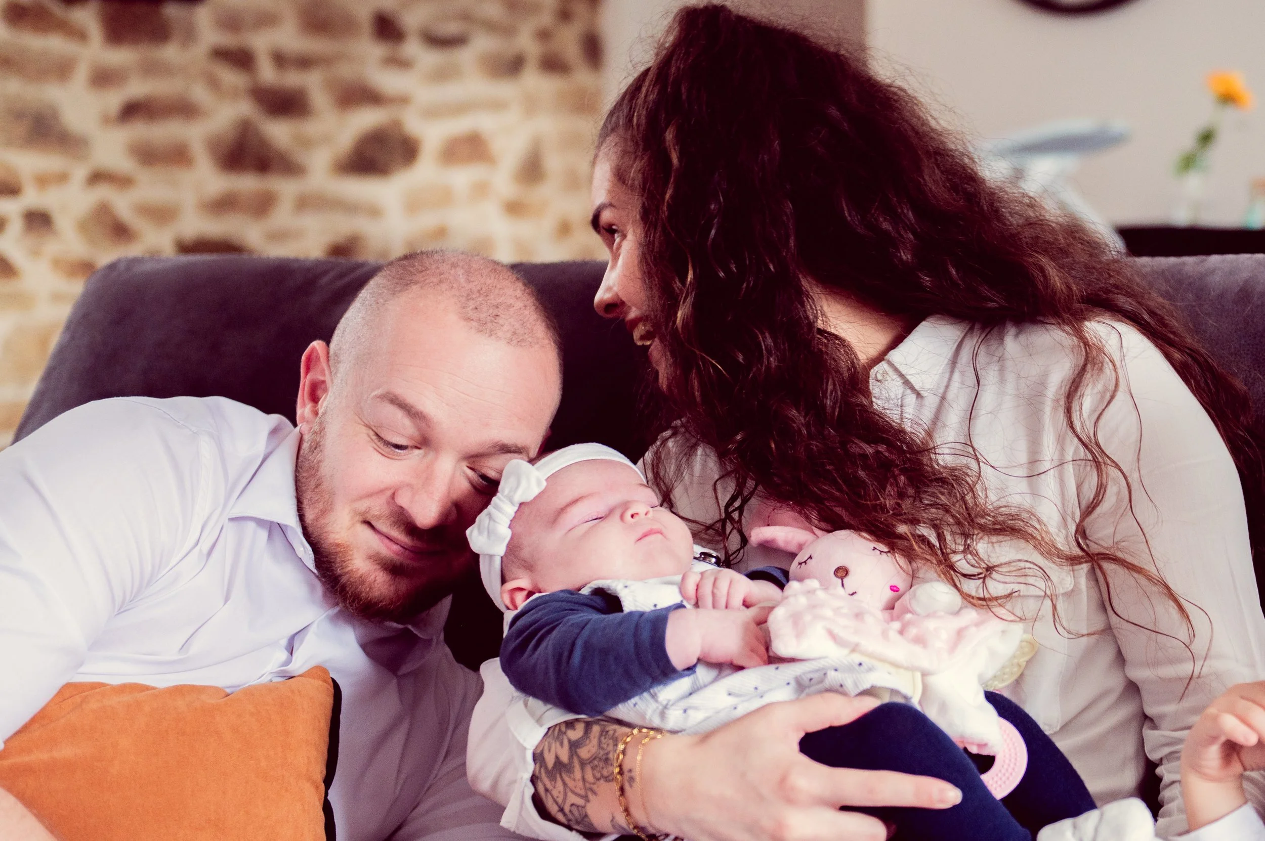 Rires en famille sur le canapé