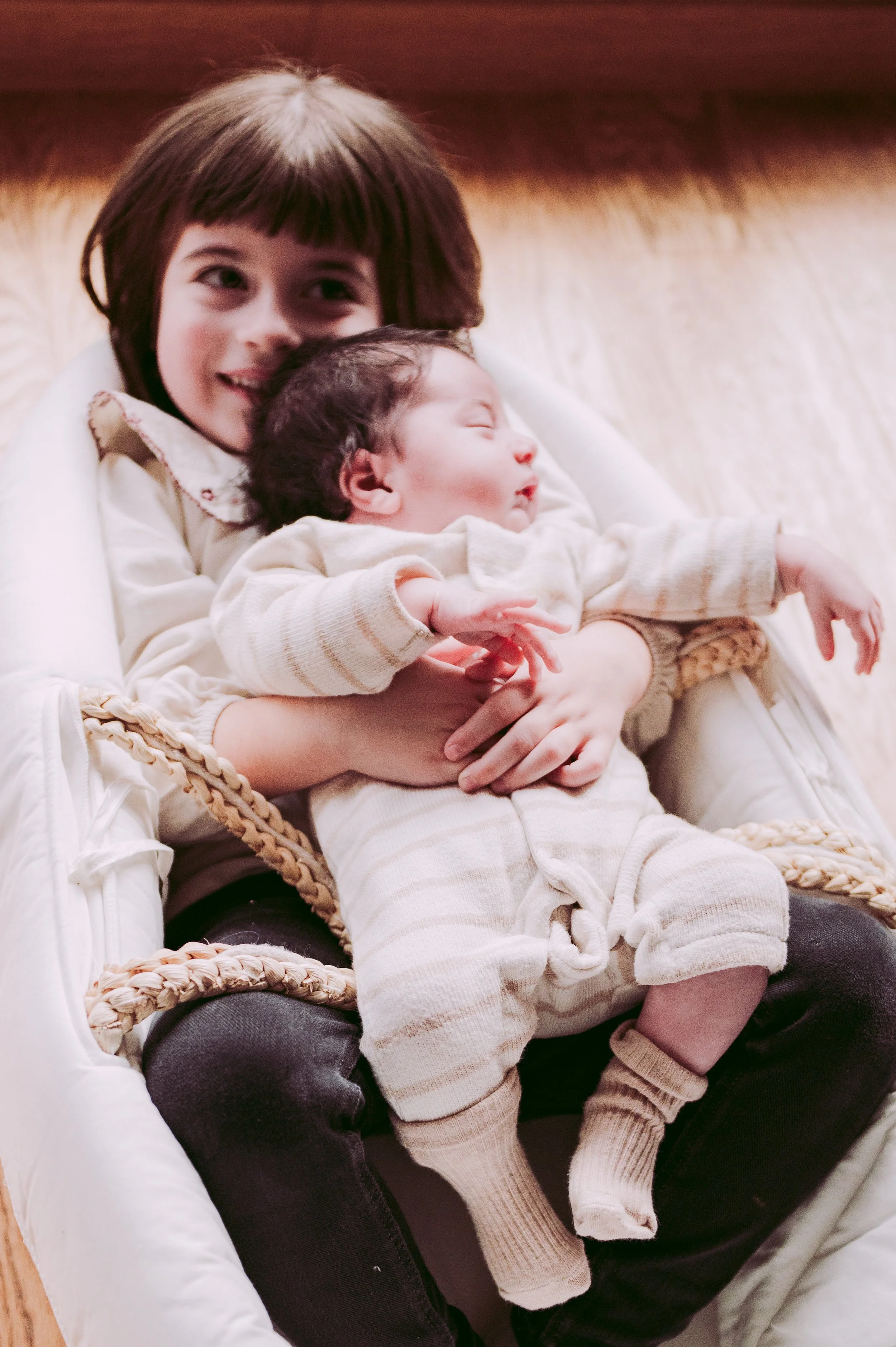 Câlin d'une grande soeur