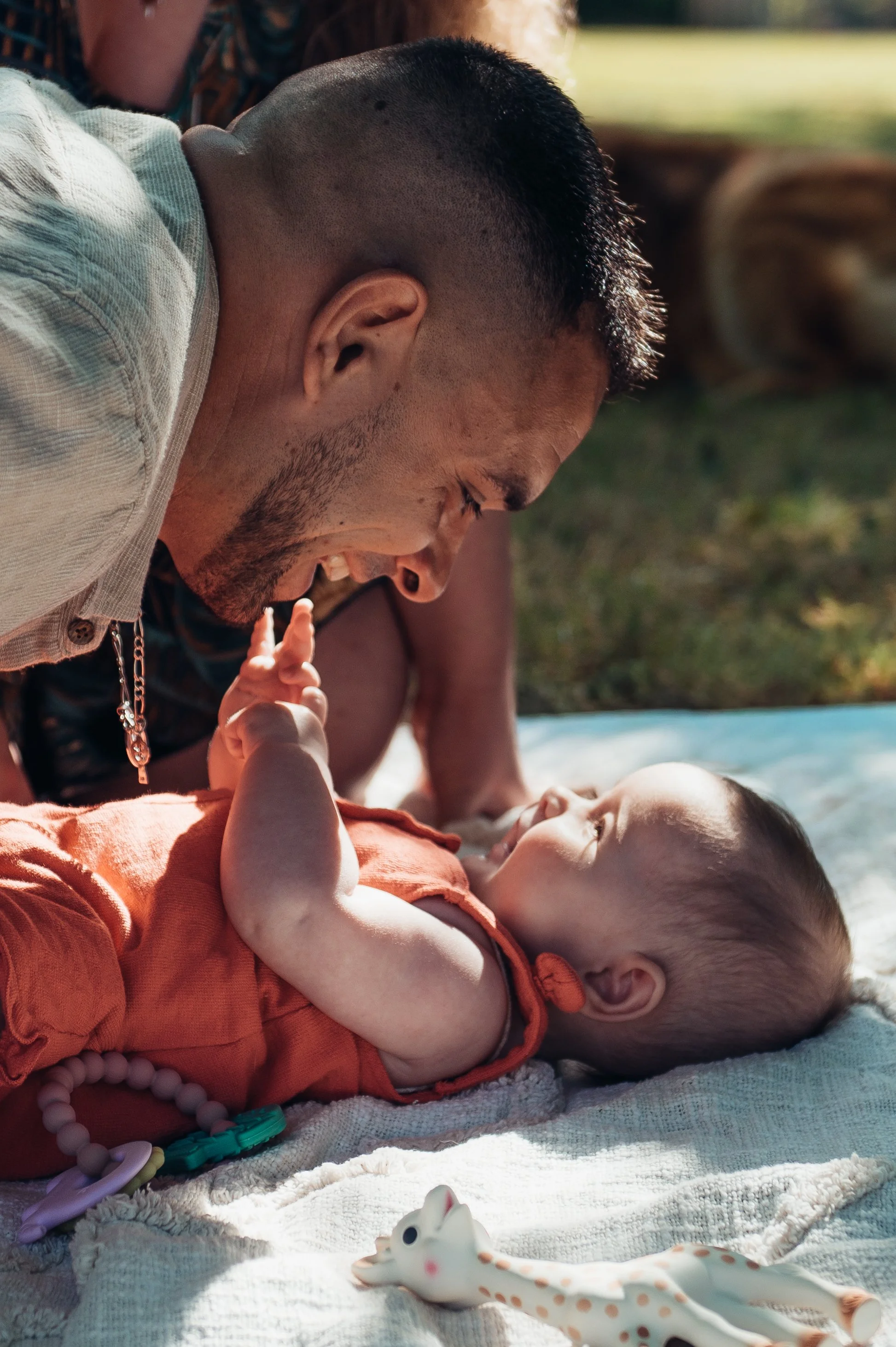 sourires entre un père et sa fille 