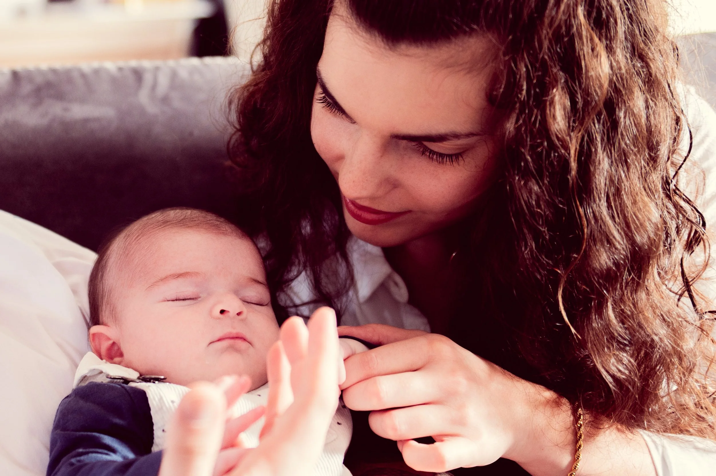 mère en admiration de son bébé
