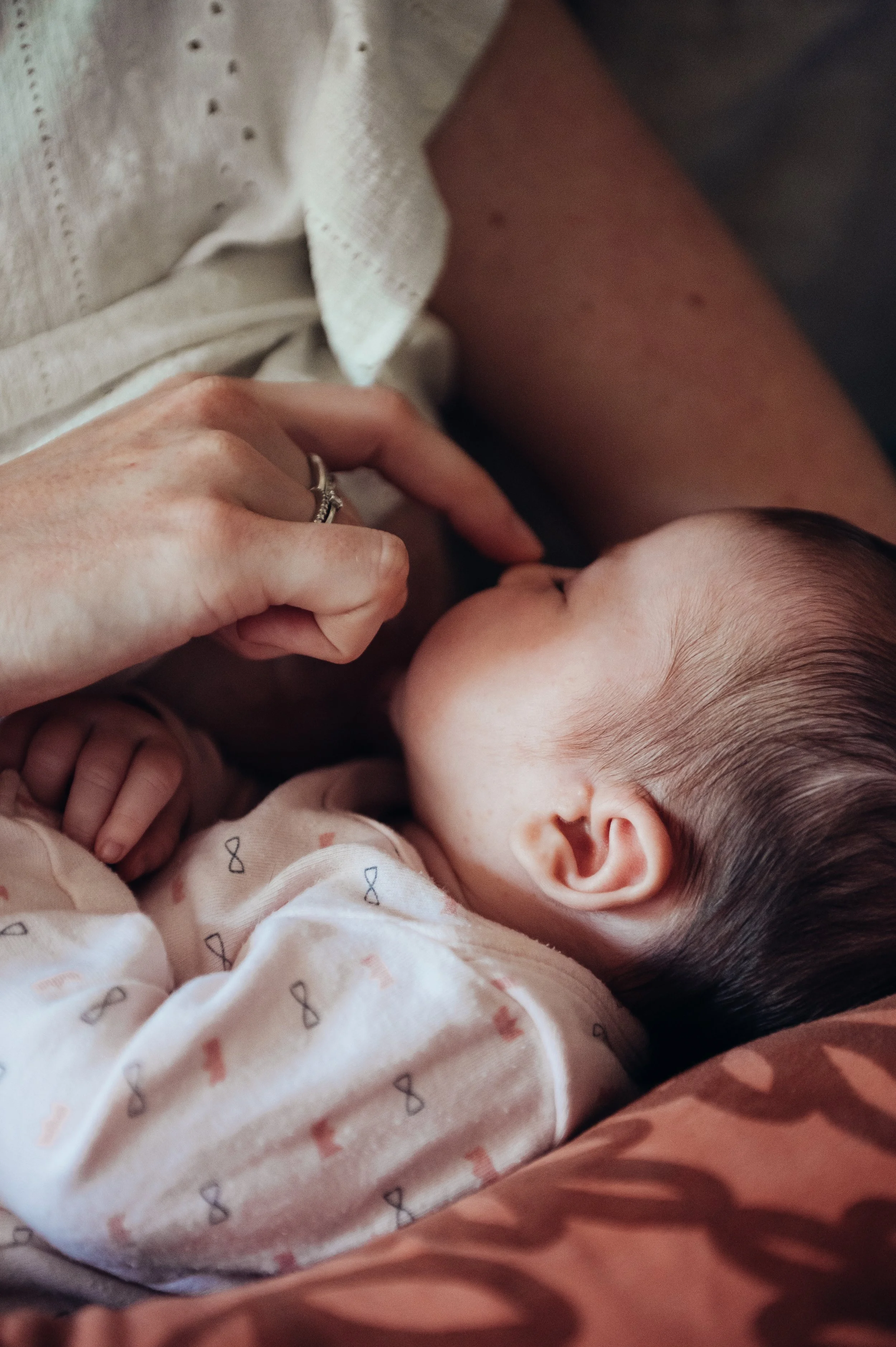 mère qui caresse le nez de son bébé du bout du doigt