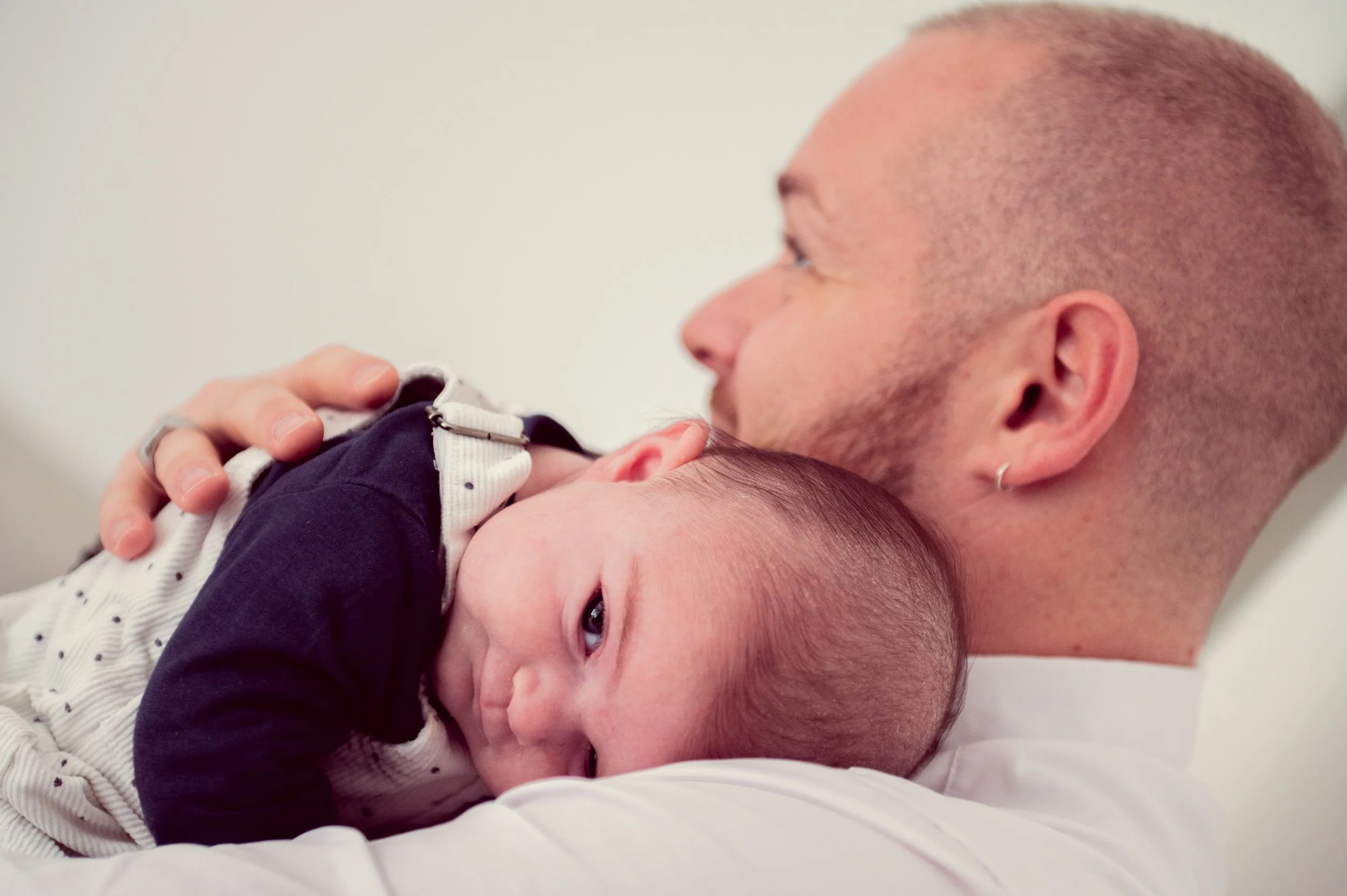 Câlin bébé sur l'épaule de papa