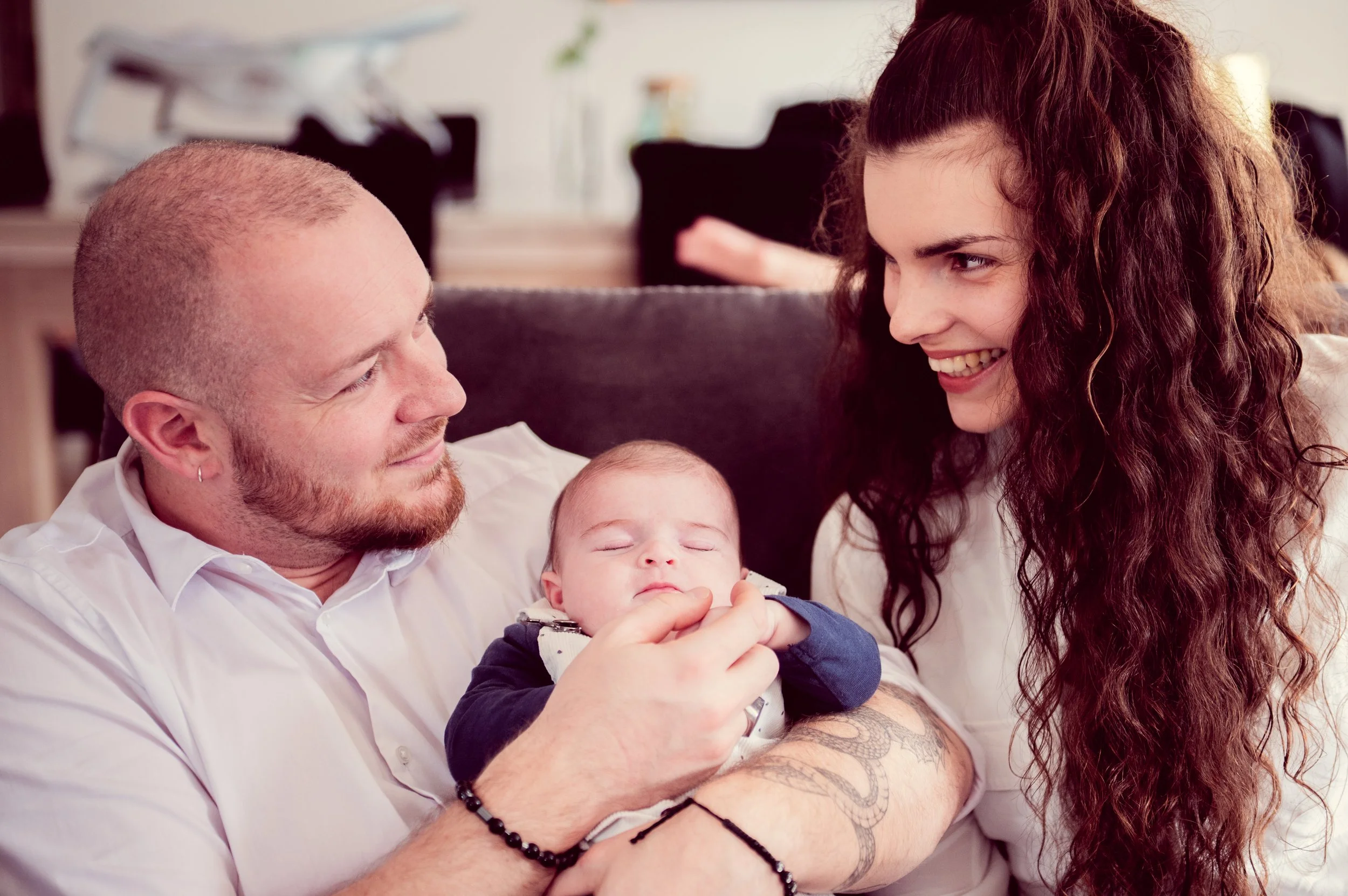 Regards amoureux autour de bébé