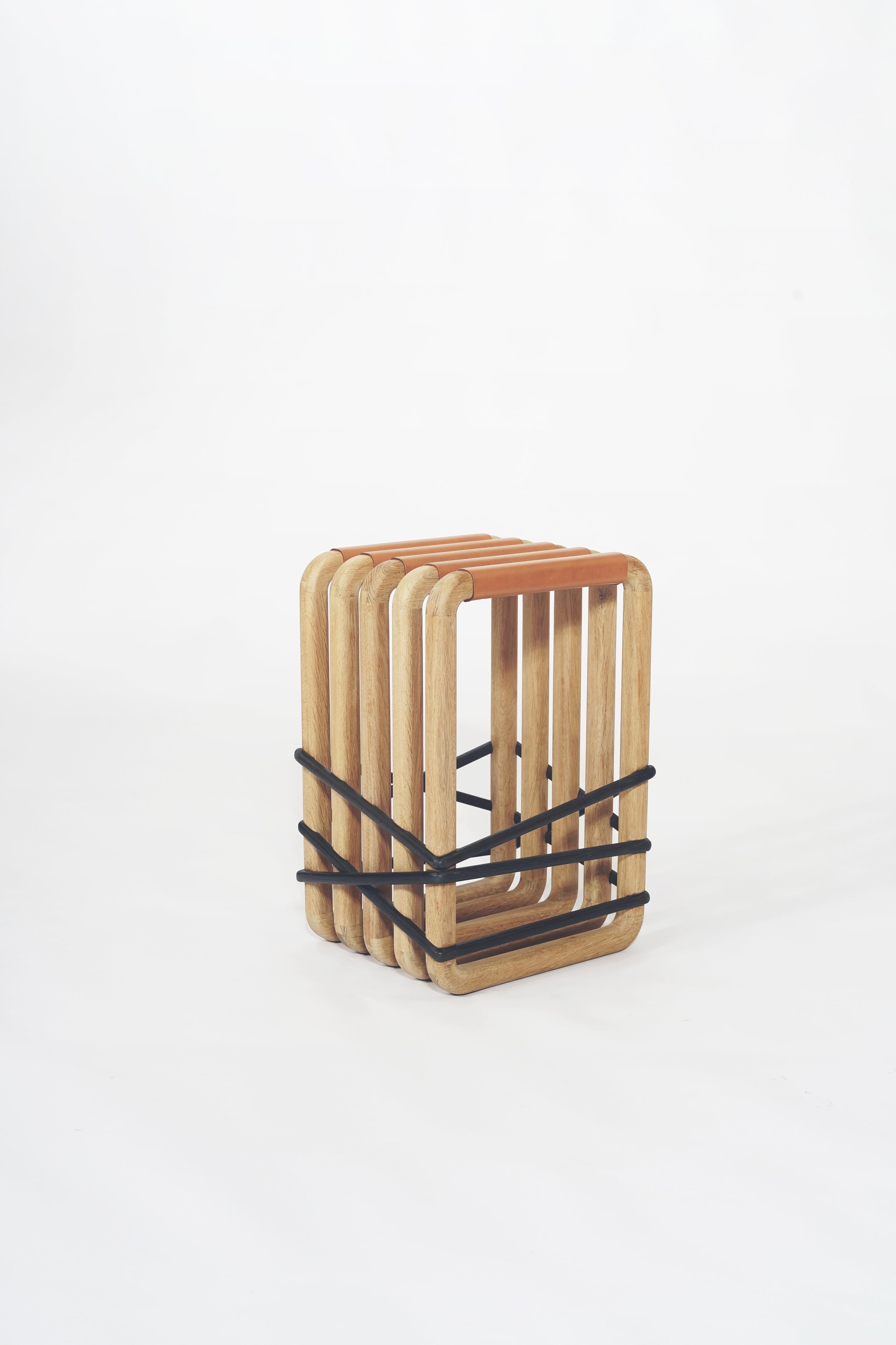 tabouret-chene-cuir-gaine-fleur-vue-ensemble.jpg