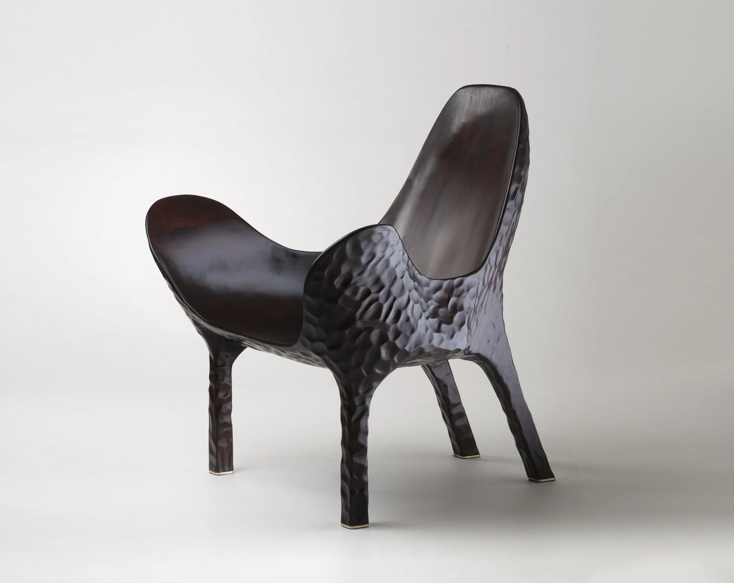 Fauteuil merisier sculpté texturé Mroz Boullier série limitée teinte ambrée vernis mat