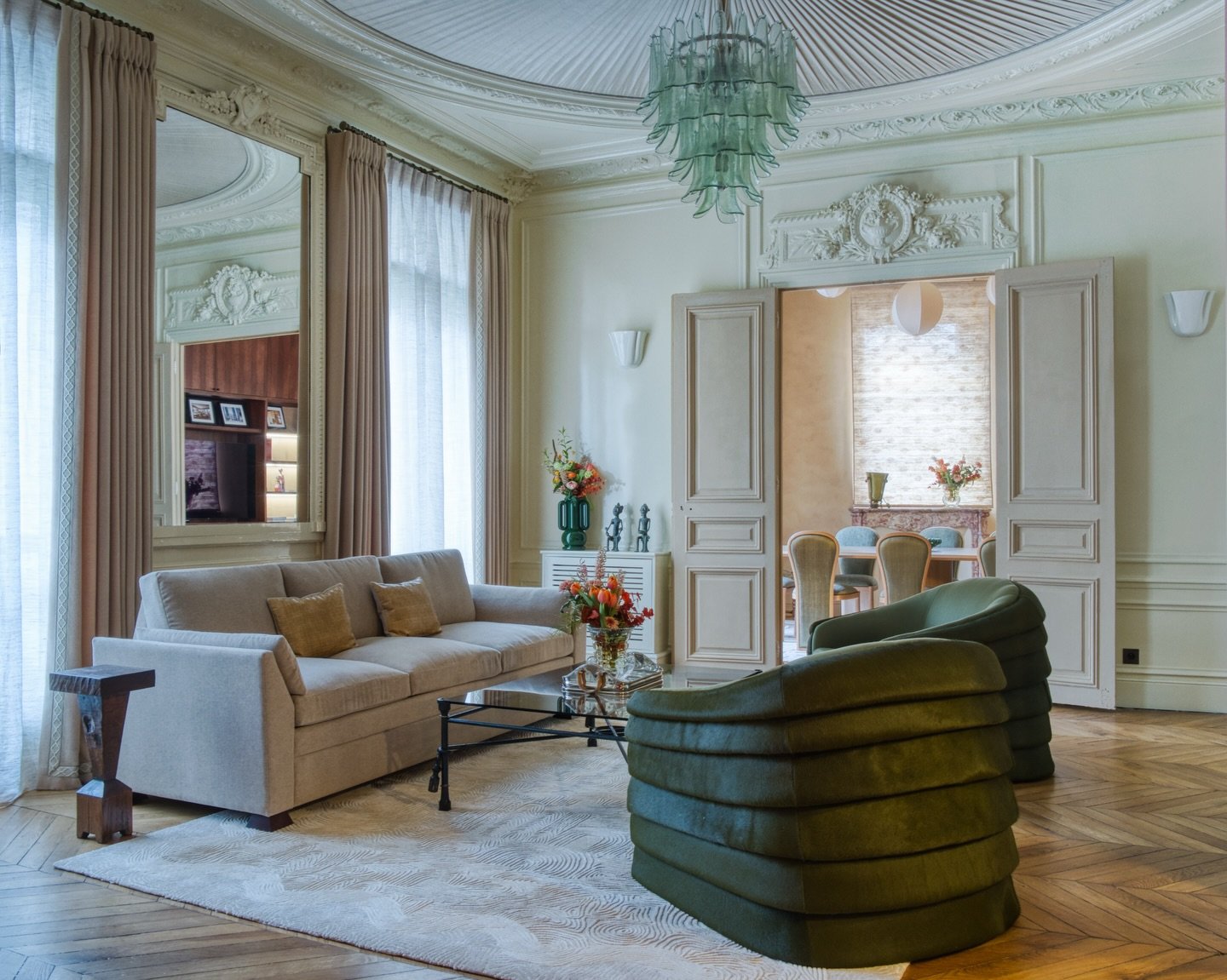 Le nouveau showroom @silva_paris__ est d&eacute;sormais ouvert, et nous sommes fiers d&rsquo;avoir particip&eacute; &agrave; sa r&eacute;alisation en fabriquant une table en ch&ecirc;ne massif sur mesure. 

L&rsquo;ensemble du lieu a &eacute;t&eacute