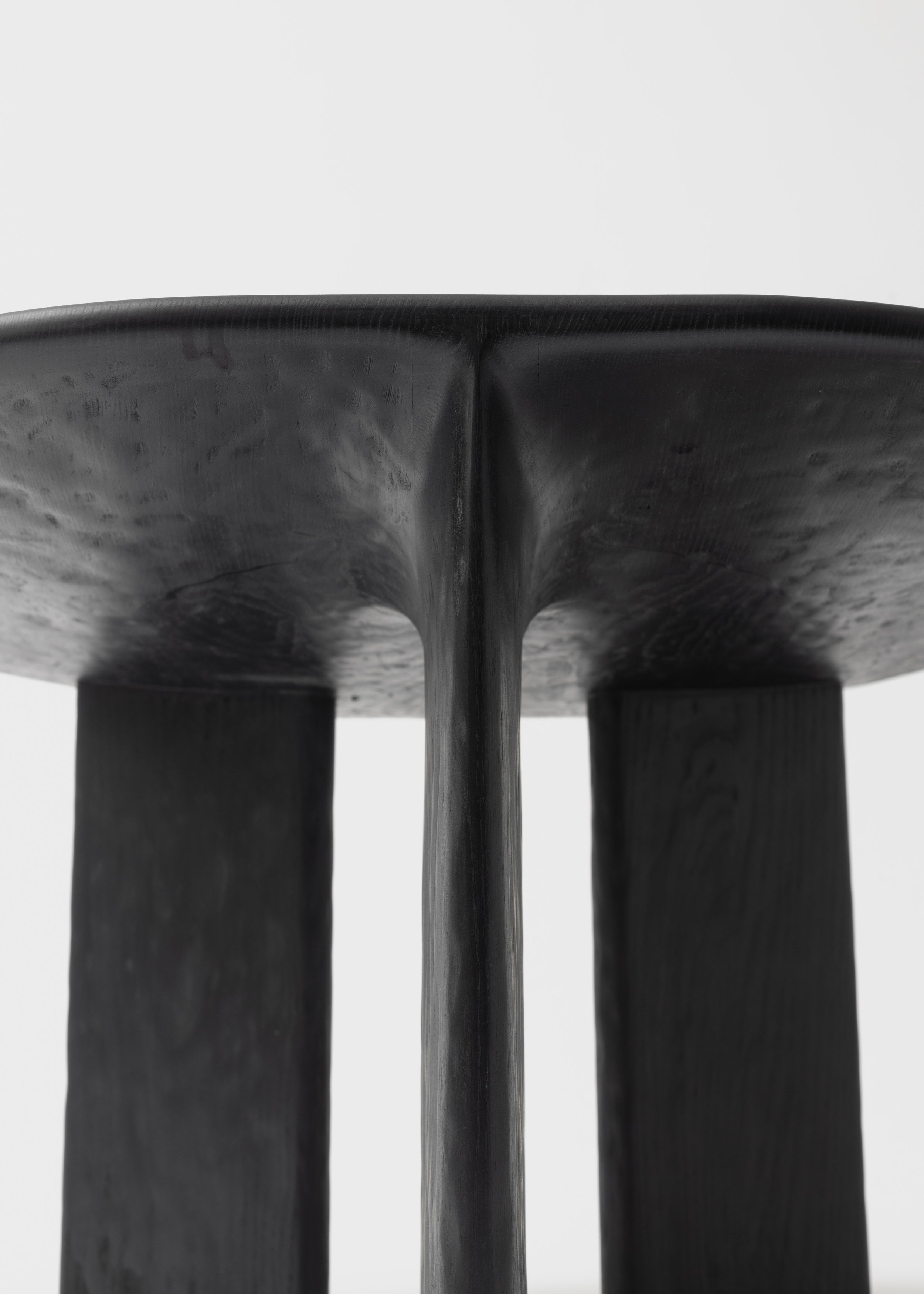 table-noir-sculpté-coudert-maugendre-vue-details.jpg
