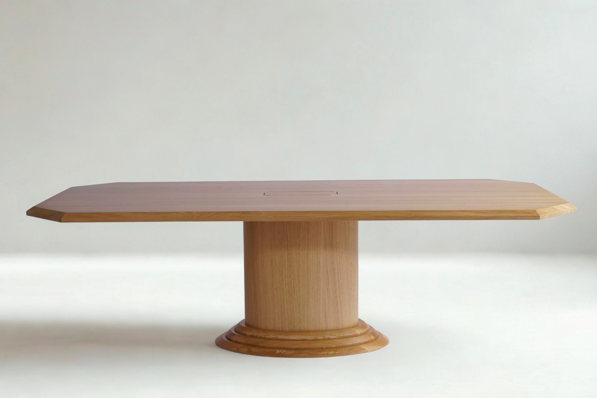 Table en chêne massif clair, pied à gradins en escalier. Réalisation technique Solum Lignum pour Léa Zeroil et Silva Tapissier.