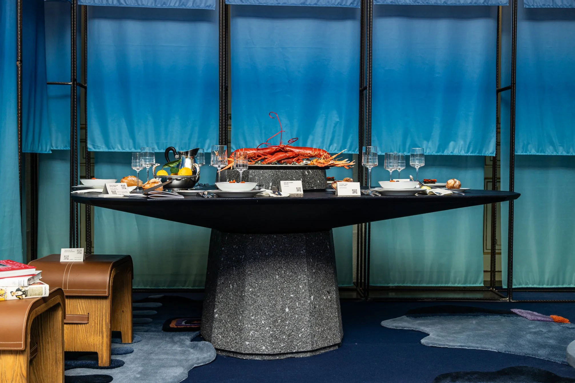 Table Webwood bois massif granit Fabrice Ausset vue ensemble fond bleu