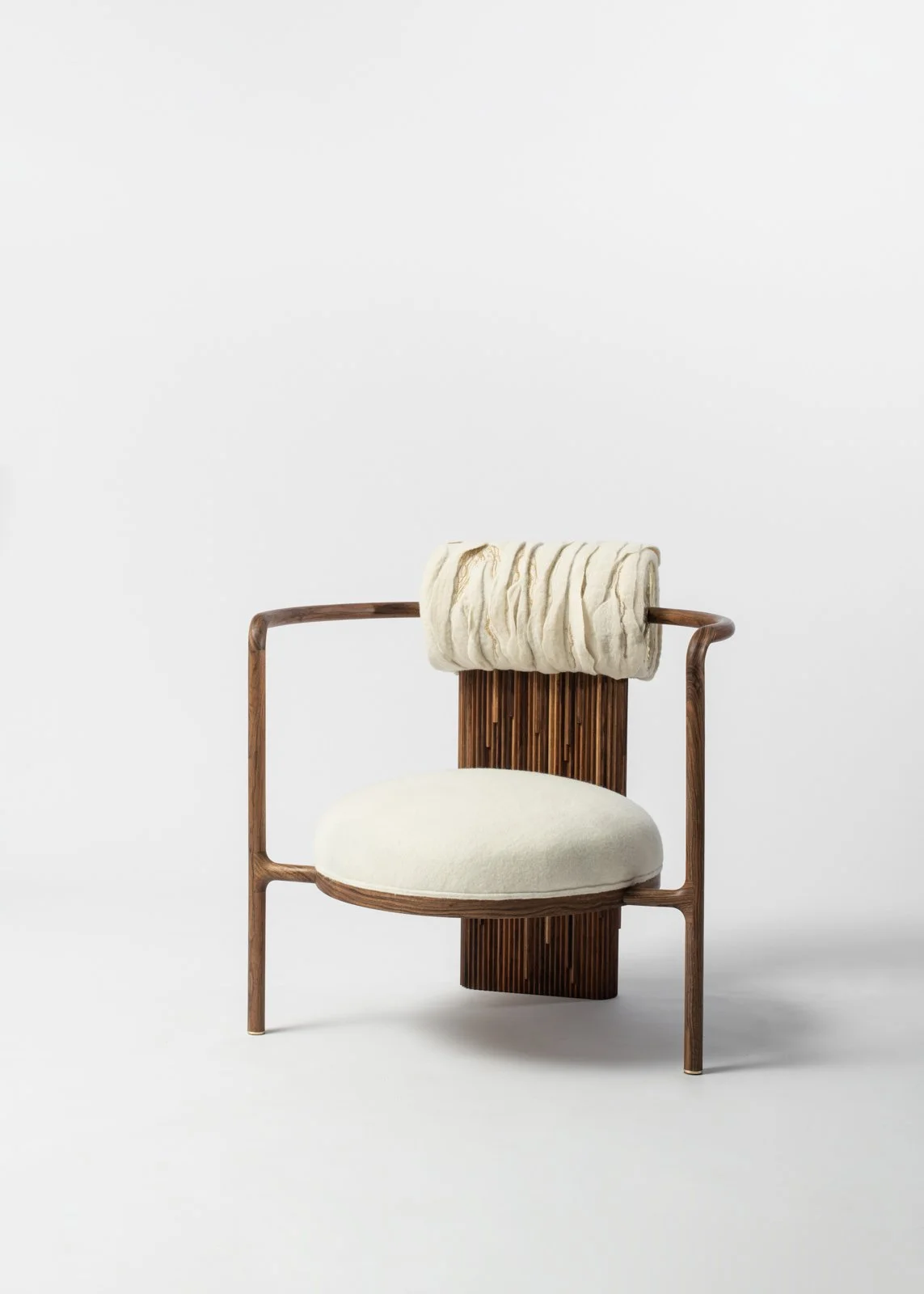 Fauteuil feutre laine noyer confortable vue ensemble