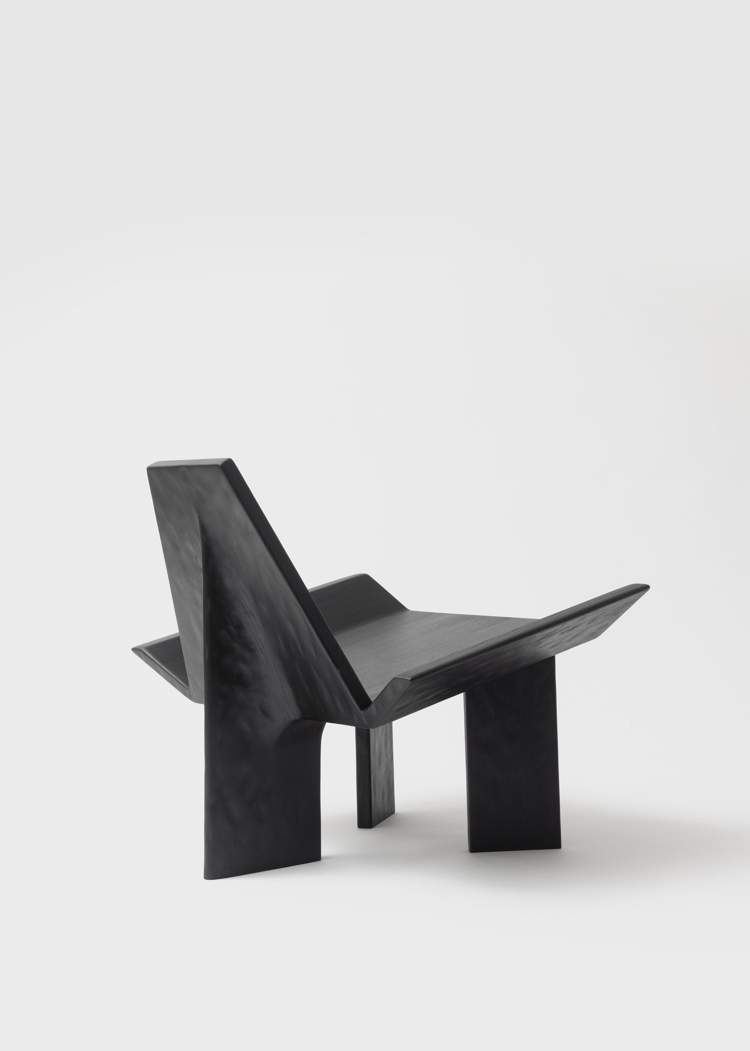 Fauteuil Altars bois teinte noir sculpte Sebastien Coudert Maugendre vue ensemble arriere