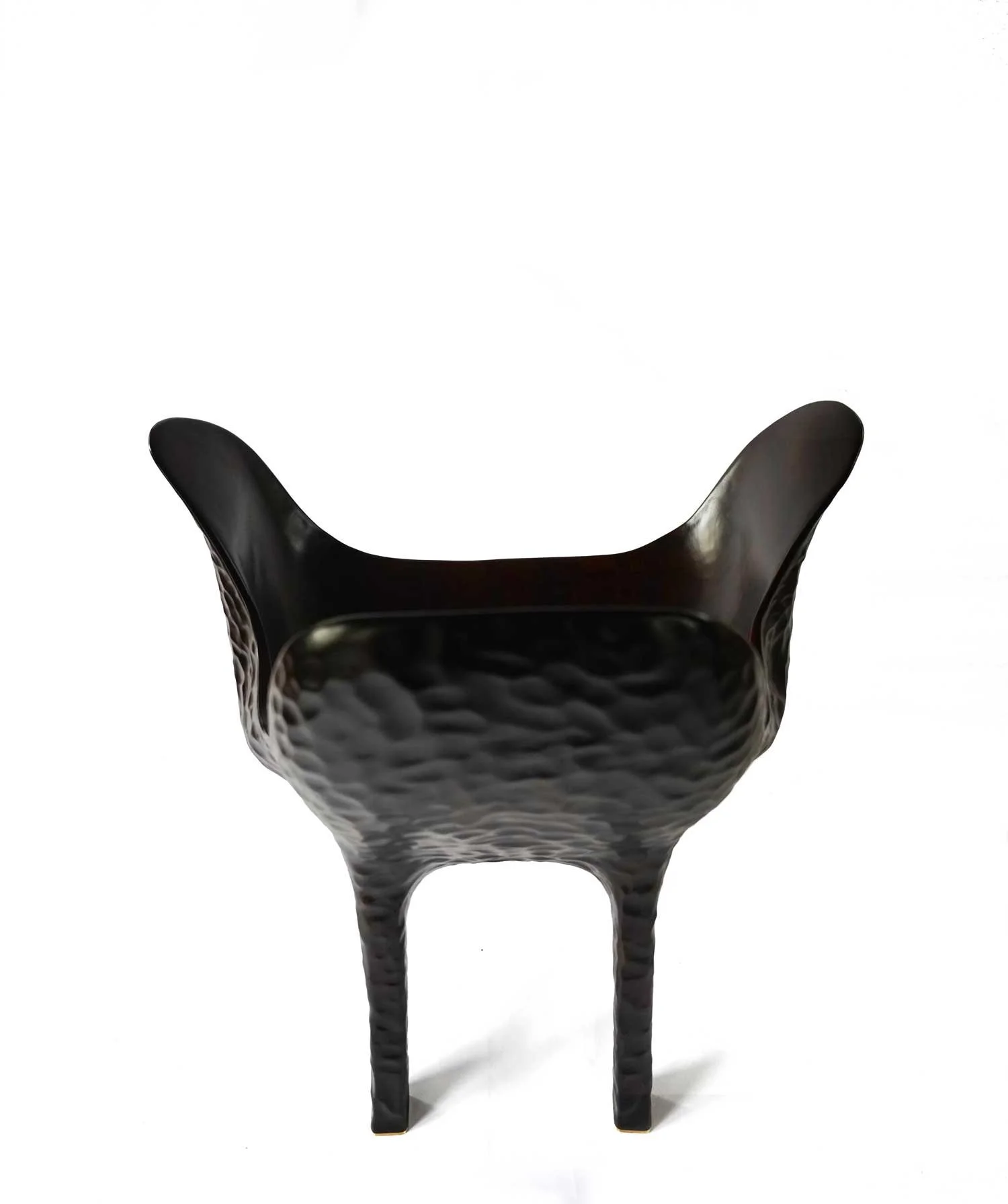 Fauteuil merisier sculpté texturé Mroz Boullier série limitée teinte ambrée vernis mat