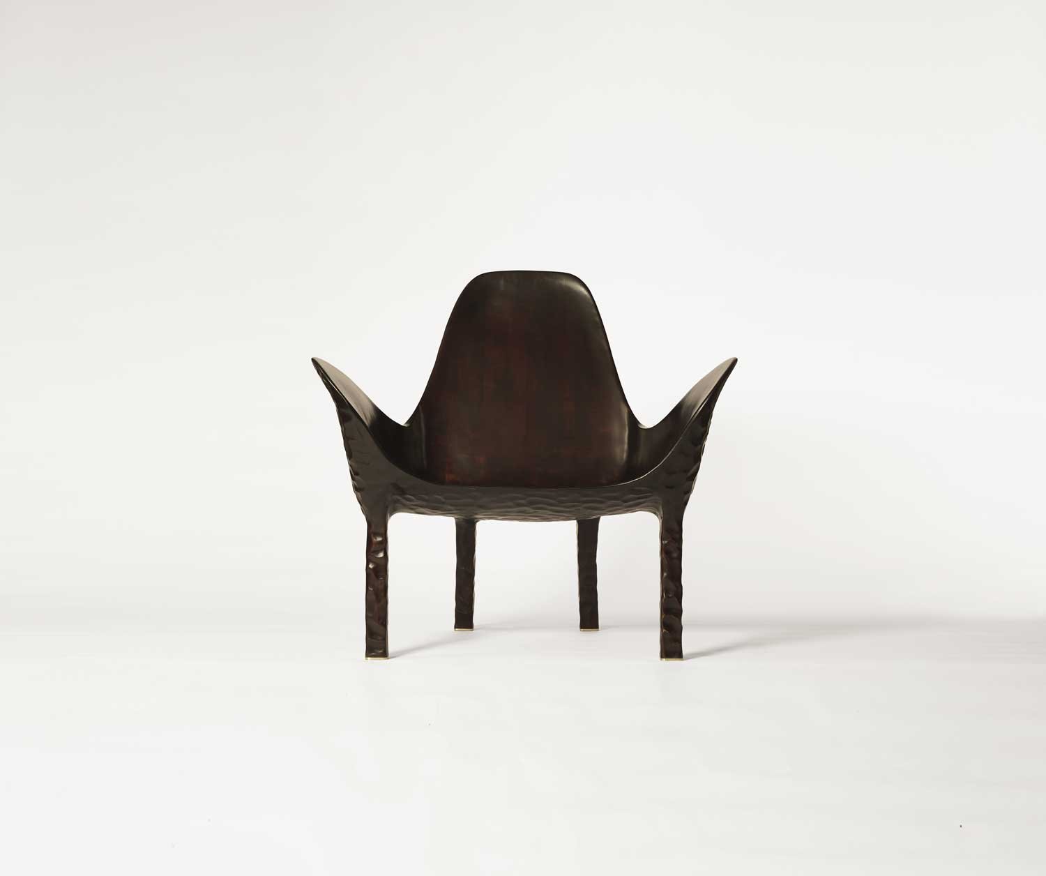 Fauteuil merisier sculpté texturé Mroz Boullier série limitée teinte ambrée vernis mat