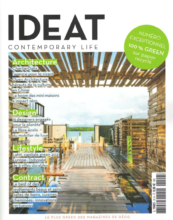 Couverture du magazine IDEAT avec une vue d'une terrasse en bois en plein air, composée de mobilier en bois, de panneaux de bois et d'une vue sur un lac ou une rivière par temps ensoleillé, avec un ciel partiellement nuageux.