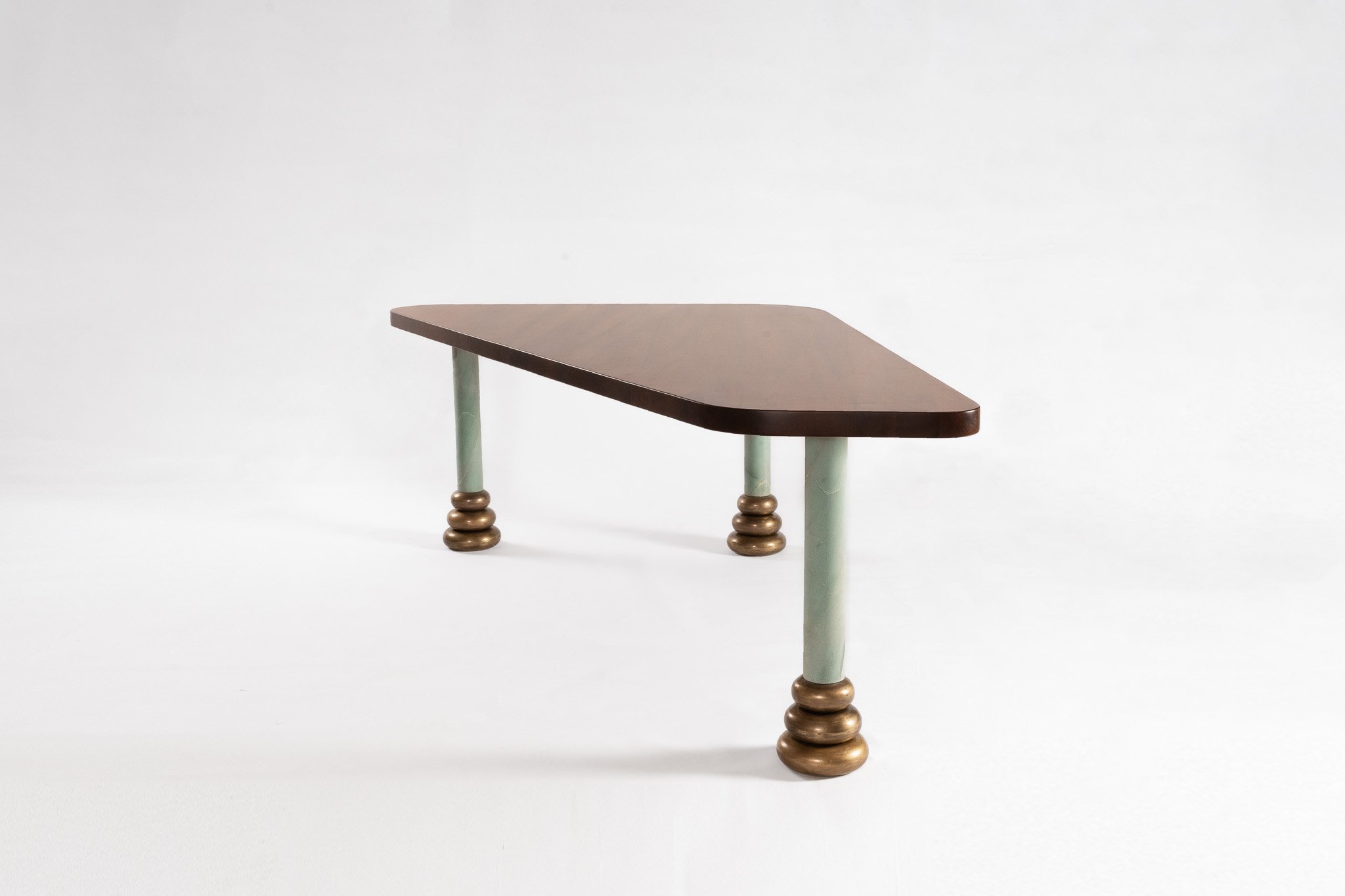 bureau-phi-interiors-noyer-quartz-laiton-vue-ensemble.jpg