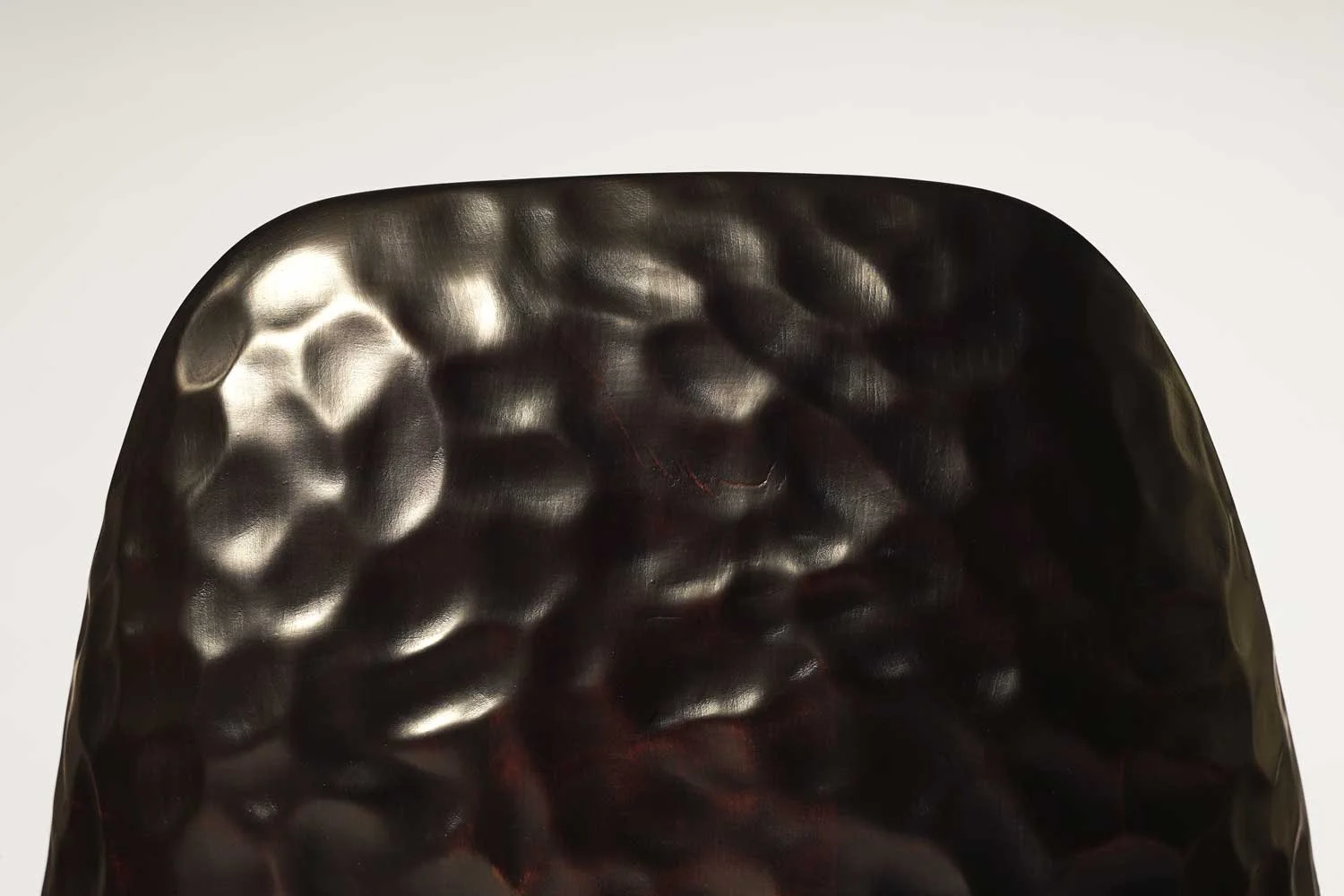 Détail sculpture manuelle texture merisier fauteuil Mroz Boullier grain bois teinte ambrée