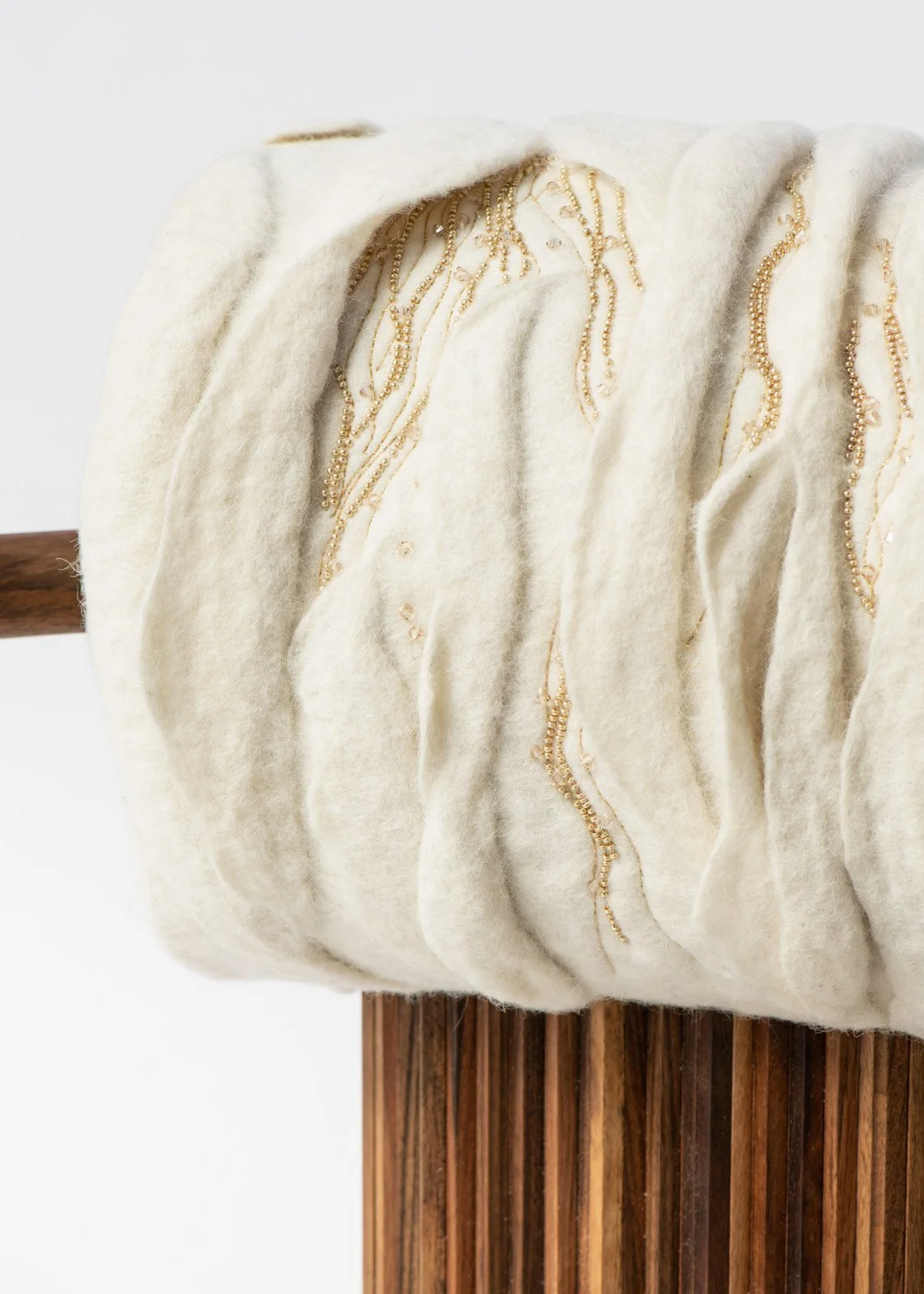 Fauteuil noyer, feutre, laiton, perles | Sébastien Coudert-Maugendre