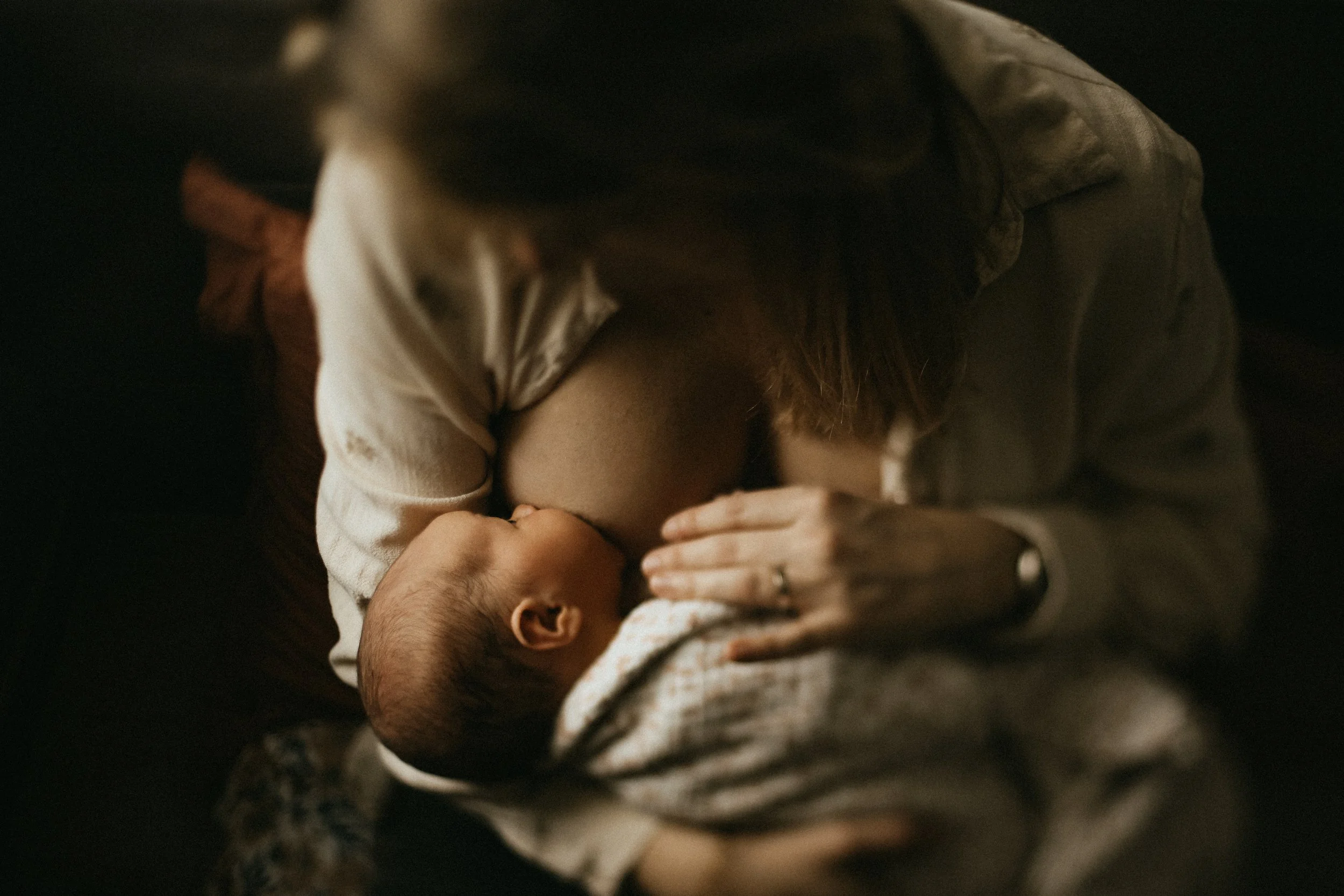 Une mère donne le biberon à son bébé dans un ambiance chaleureuse et intime.
