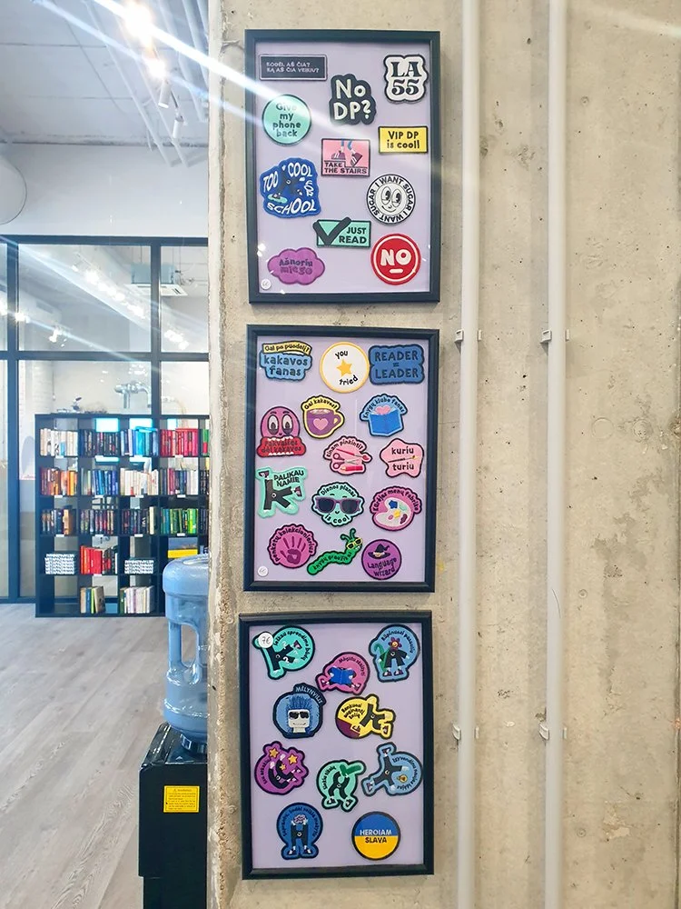 Herojus skolas uniformas uzšuves