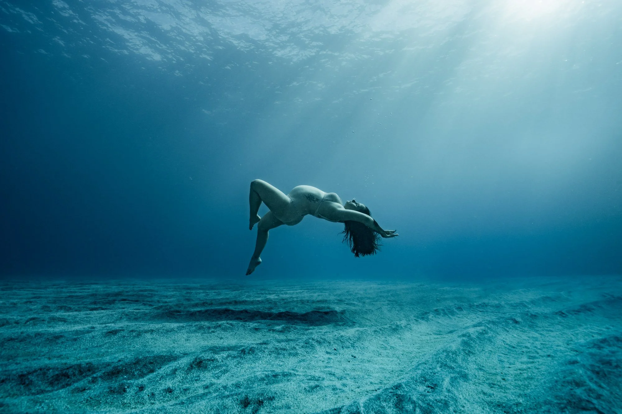 Aline-escalon-portrait-underwater-photographe-reunion-grossesse-apnee-10.jpg