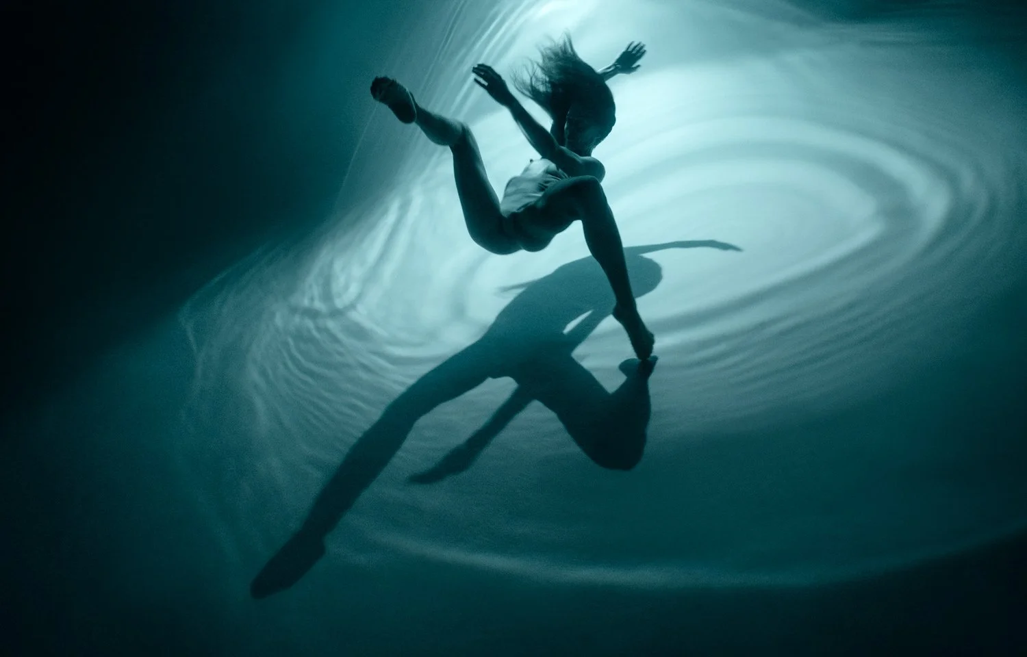 Aline_Escalon_photographe_art_underwater_ombres_et_si_je_tombe_Jung.jpg