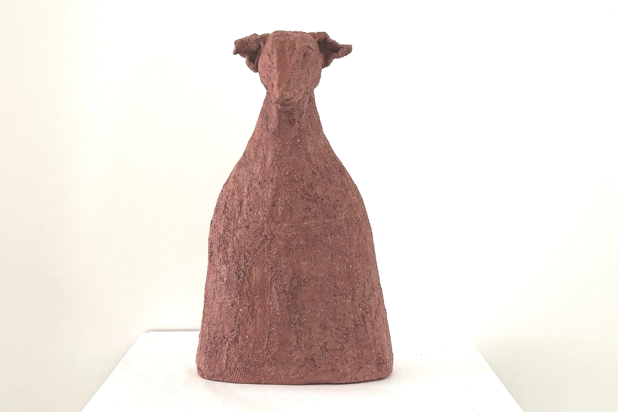 ESCULTURA DE ARGILA ENCERADA
SÉRIE "ECO DO Efêmero" 
TÍTULO - Entre Latidos e Palavras
dim. 24cm x14cm x11cm
|2024|