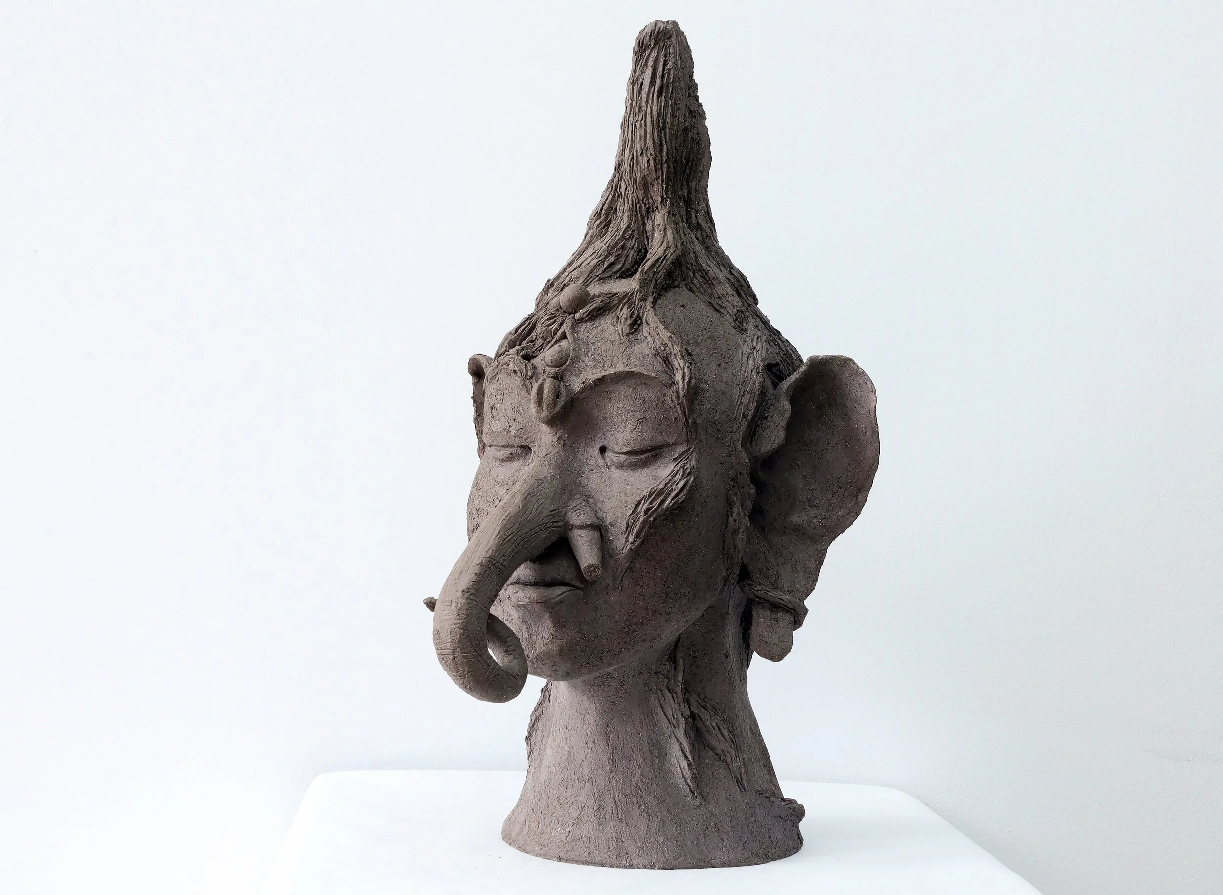 ESCULTURA SERIE (5) -Todos Iguais -2023-34cmx18cmx23cm.jpg