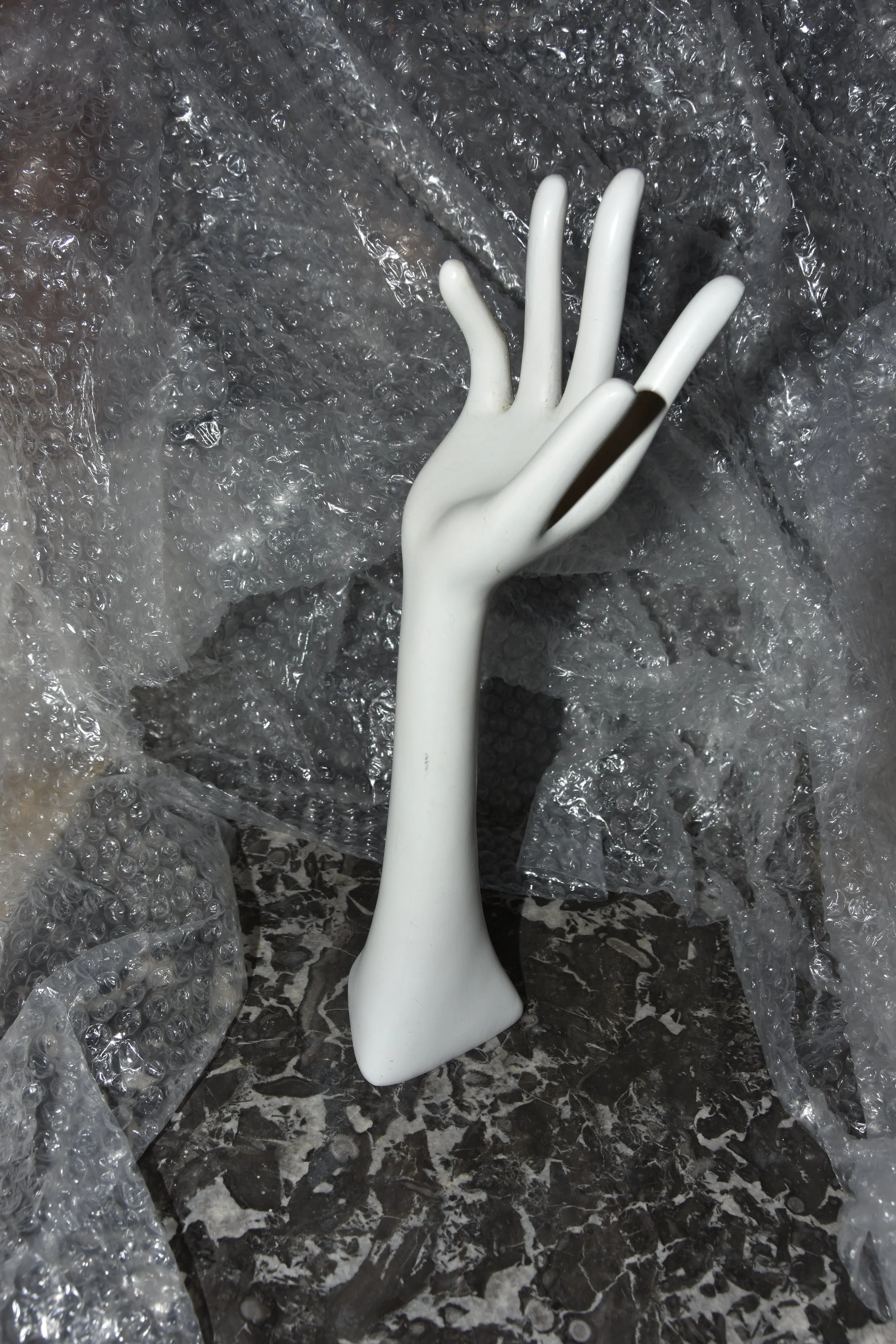 Main baguier en céramique