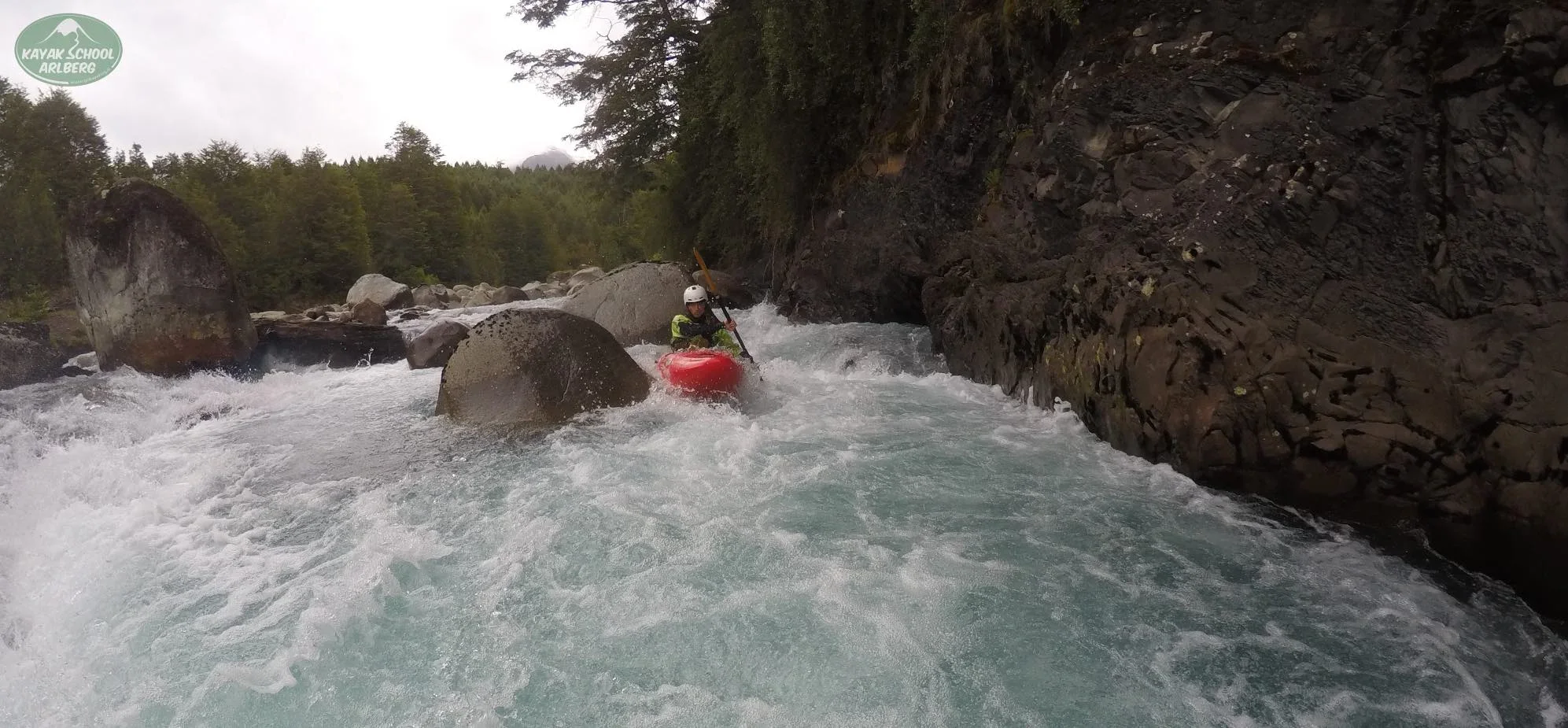 Kayak-Chile-Patagonia-Rio-Azul-10.webp