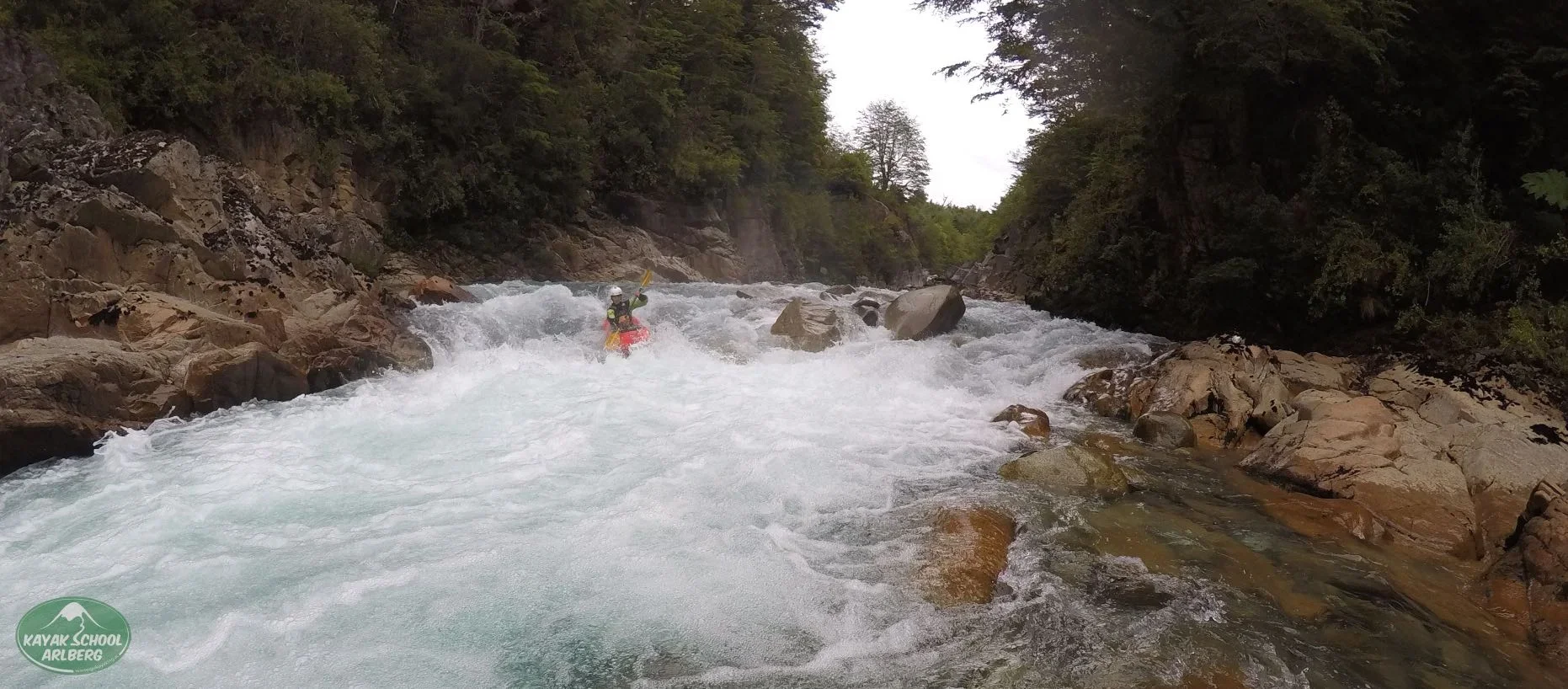 Kayak-Chile-Patagonia-Rio-Azul-11.webp