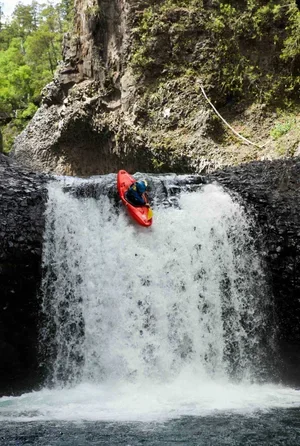Kayak-Rio-Claro-Chile.webp