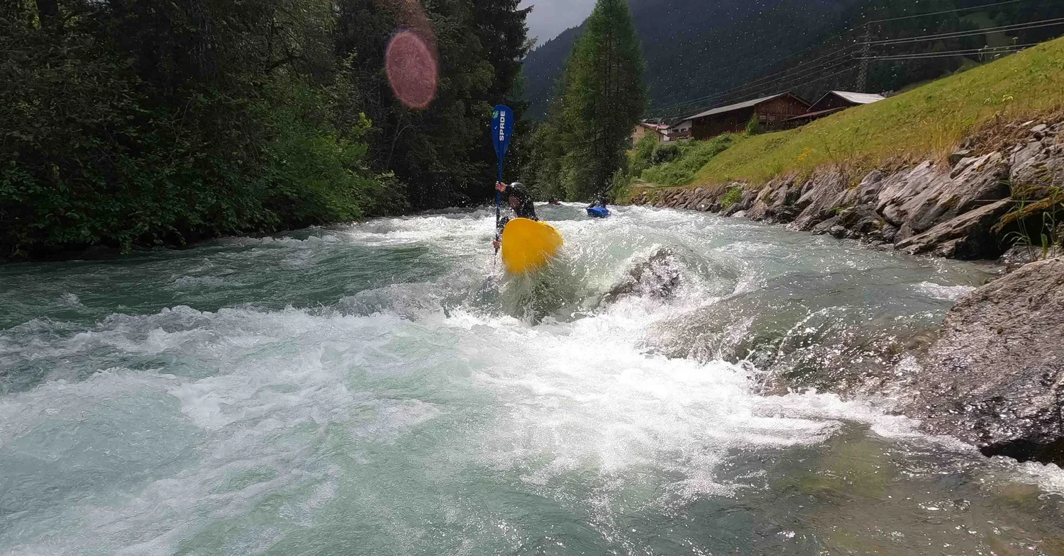 Creeking-Kayaking-Austria.webp
