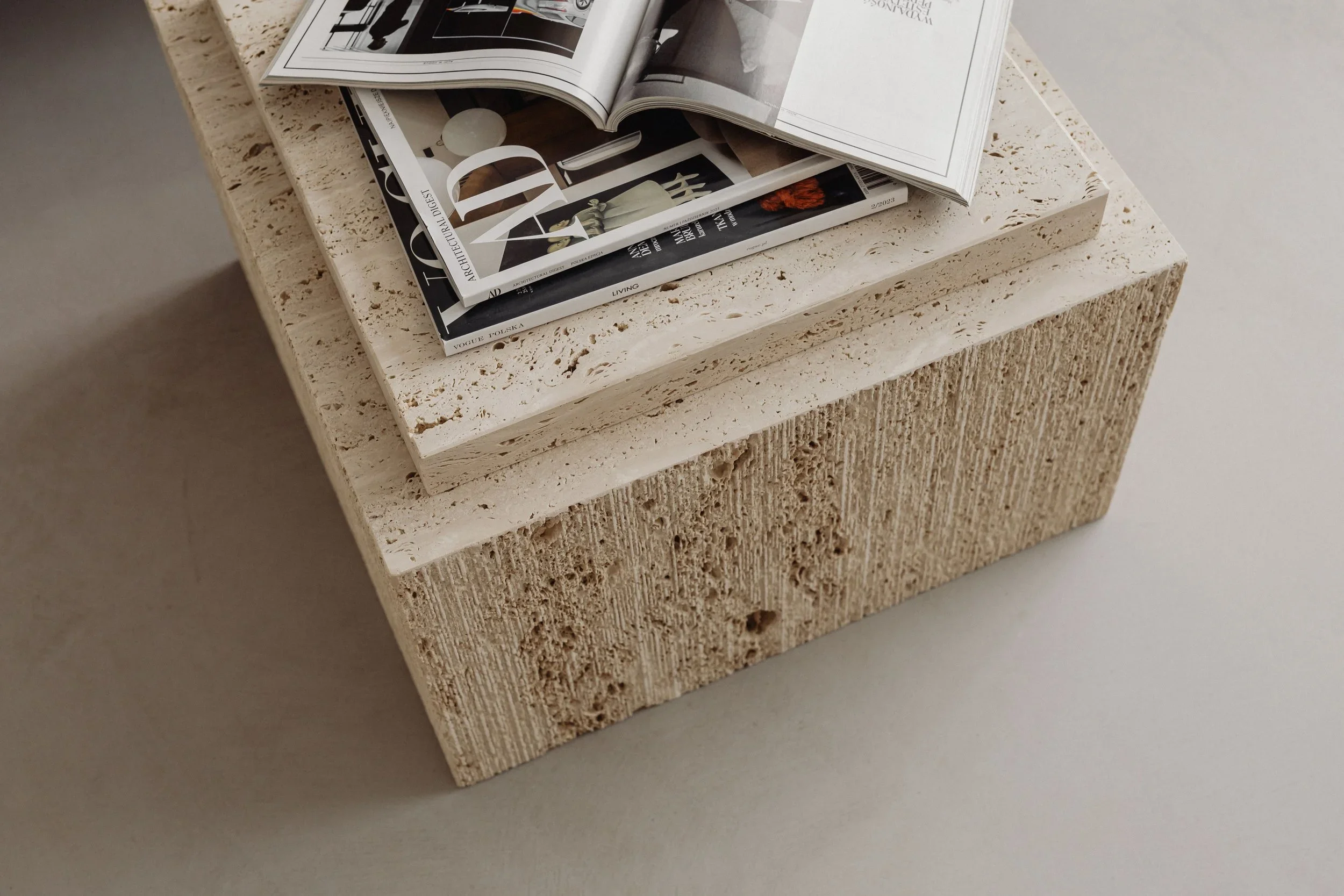 kaboompics_travertine-furniture-table-vogue-magazine-35865.jpg.webp