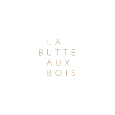 Text saying 'LA BUTTE AUX BOIS' on a black background.