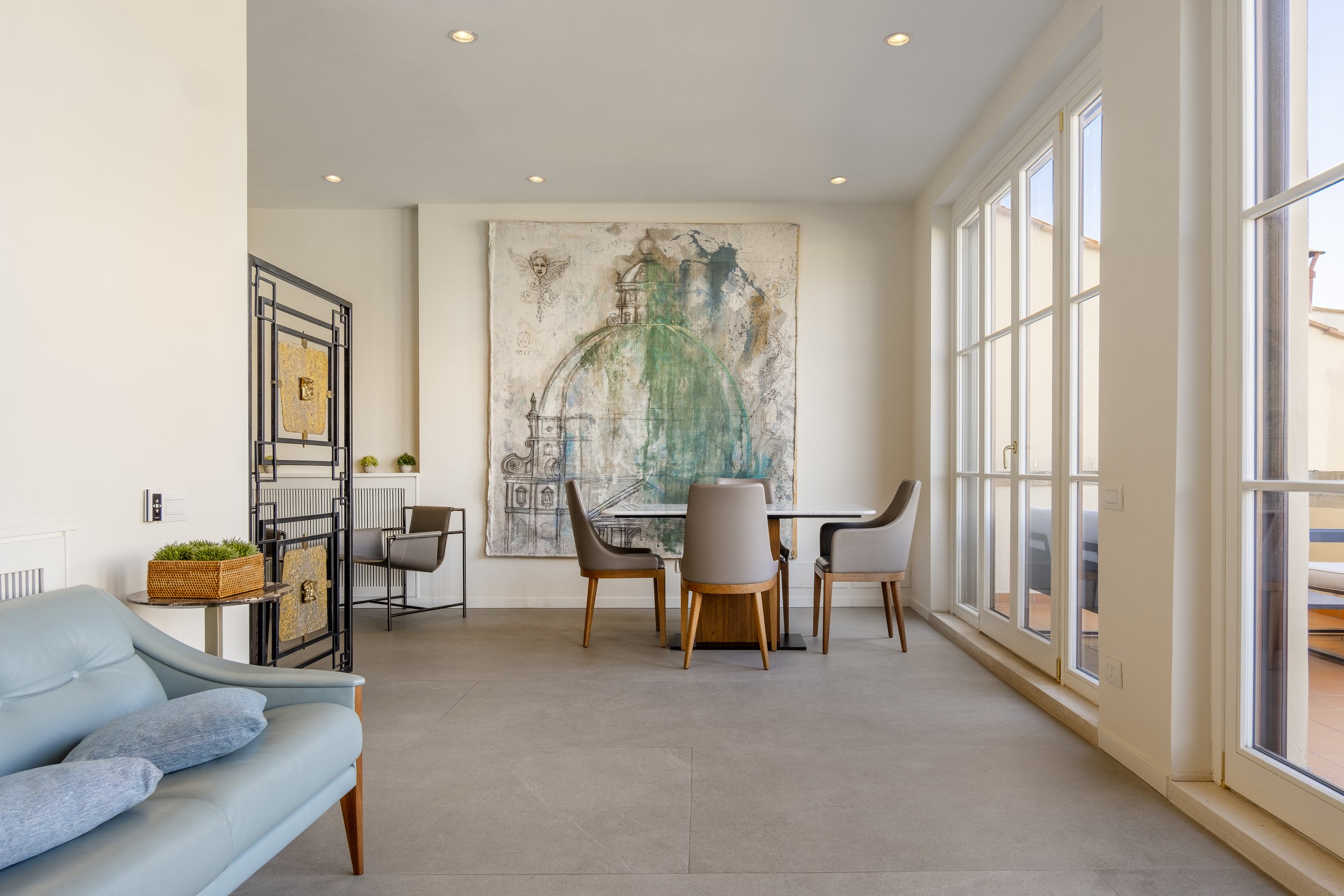 Sala da pranzo con camino e grandi finestre