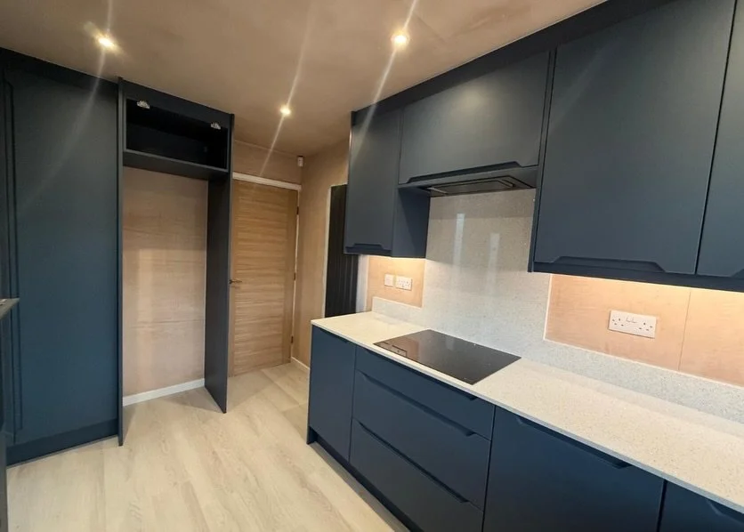 Project completed by Applefitted 🍏

A full kitchen transformation finished to a clean, modern standard. Bespoke cabinetry in a deep blue finish paired with light worktops to keep the space bright and balanced ✨
Designed for everyday use with smart s