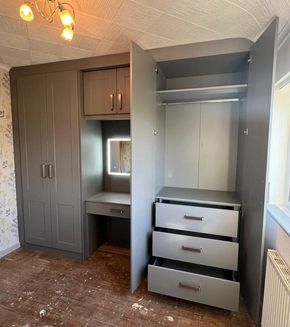 🍏 Clean, practical fitted wardrobes finished in dove grey shaker.

A simple, timeless design that suits the room without overpowering it. The shaker doors keep the look classic, while the soft grey finish adds warmth and depth.

Inside, the layout i