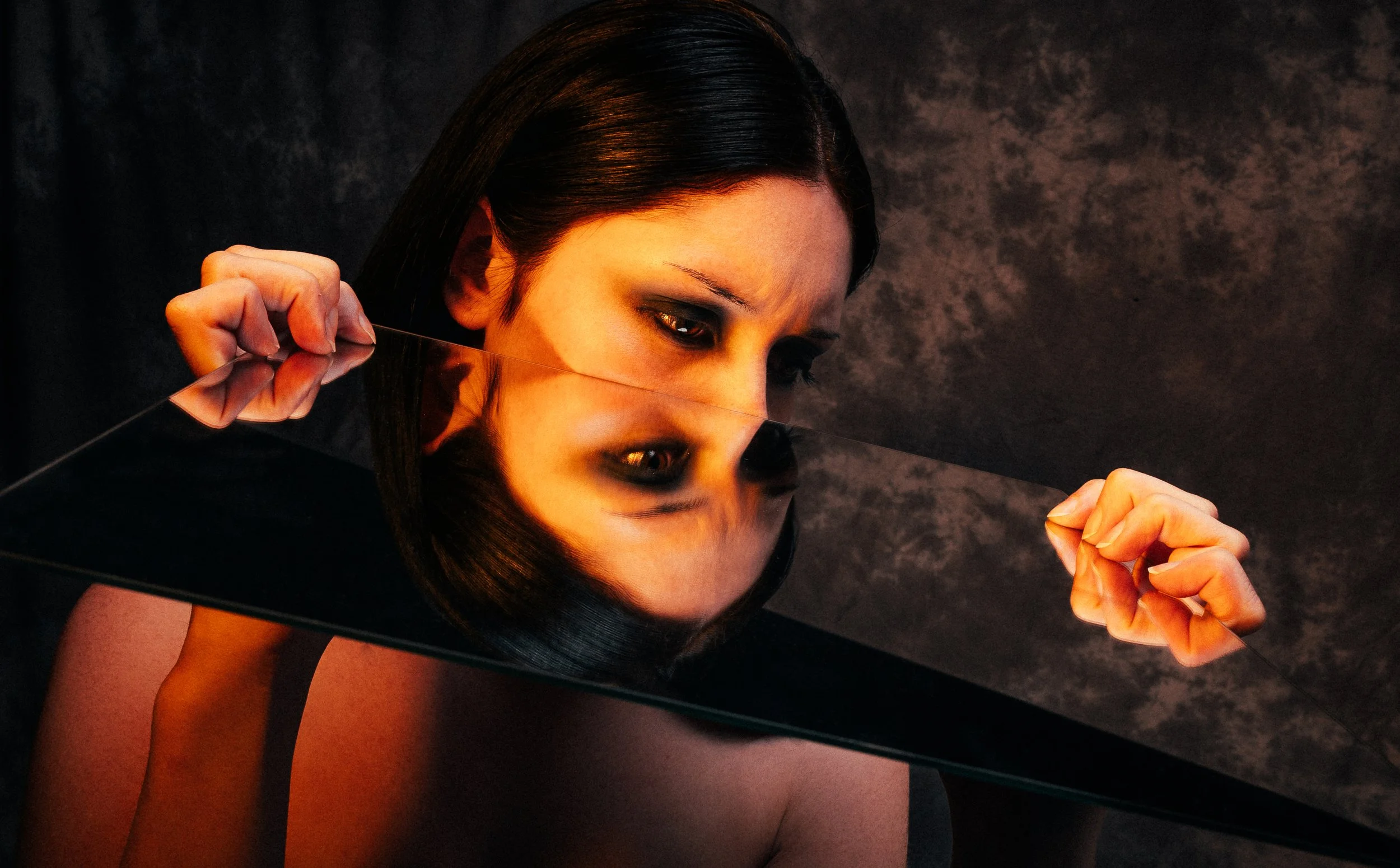 Femme regardant dans un miroir, reflet de son visage