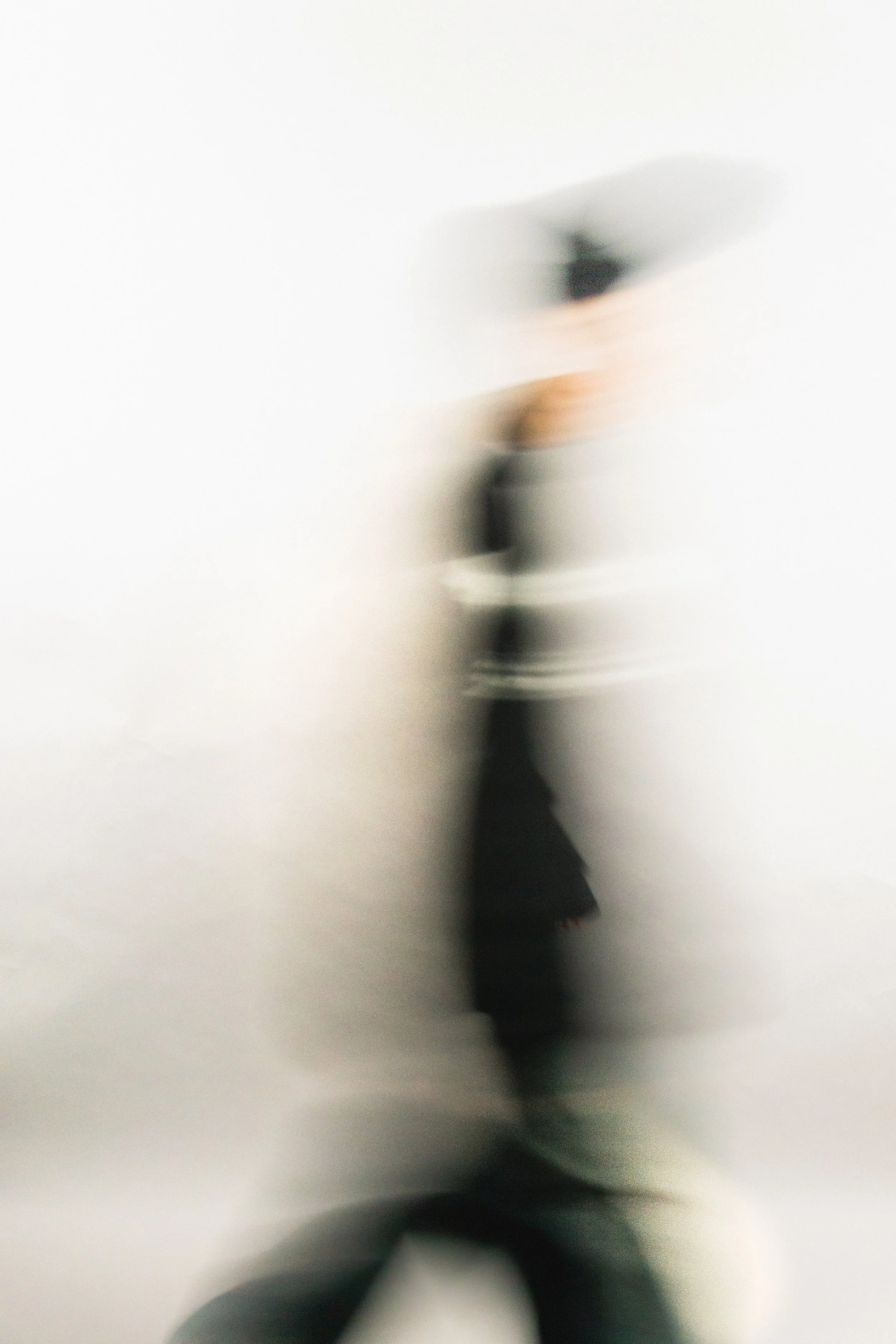 Une personne marchant devant une vitre, vue floue et déformée.