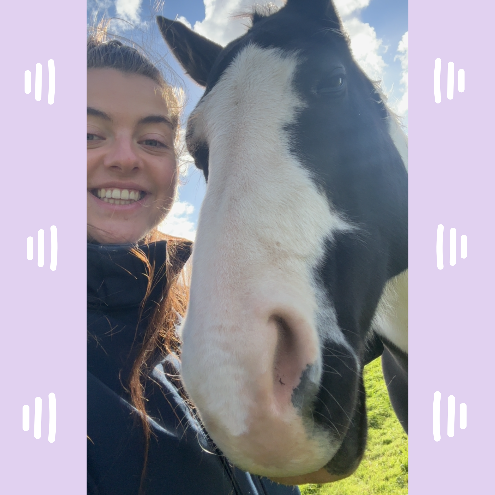 Een vrouw die smiley met een zwart-witte paardenknuffel op een groene weide onder een blauwe hemel met wolken.
