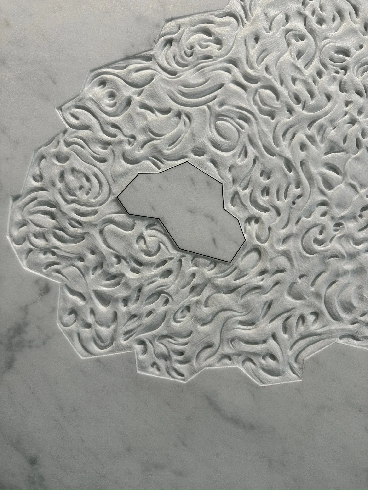 cloud of ideas 
H 100 x 100 x 1 cm 
marmo bianco Carrara e stampa a inchiostro