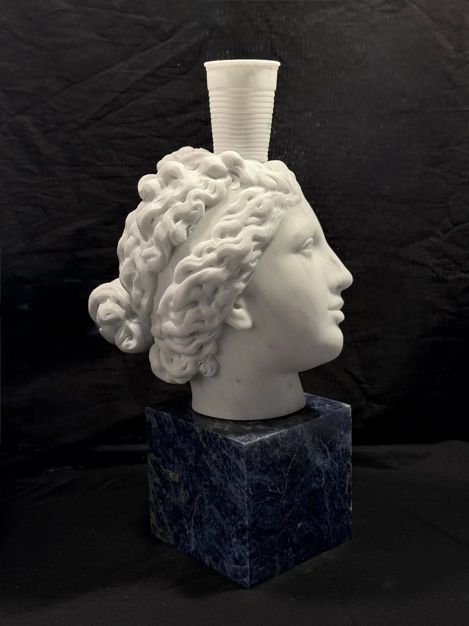 donna con bicchierino 
H 48 x 18 x 15 cm
marmo bianco Carrara  e Soladite blu