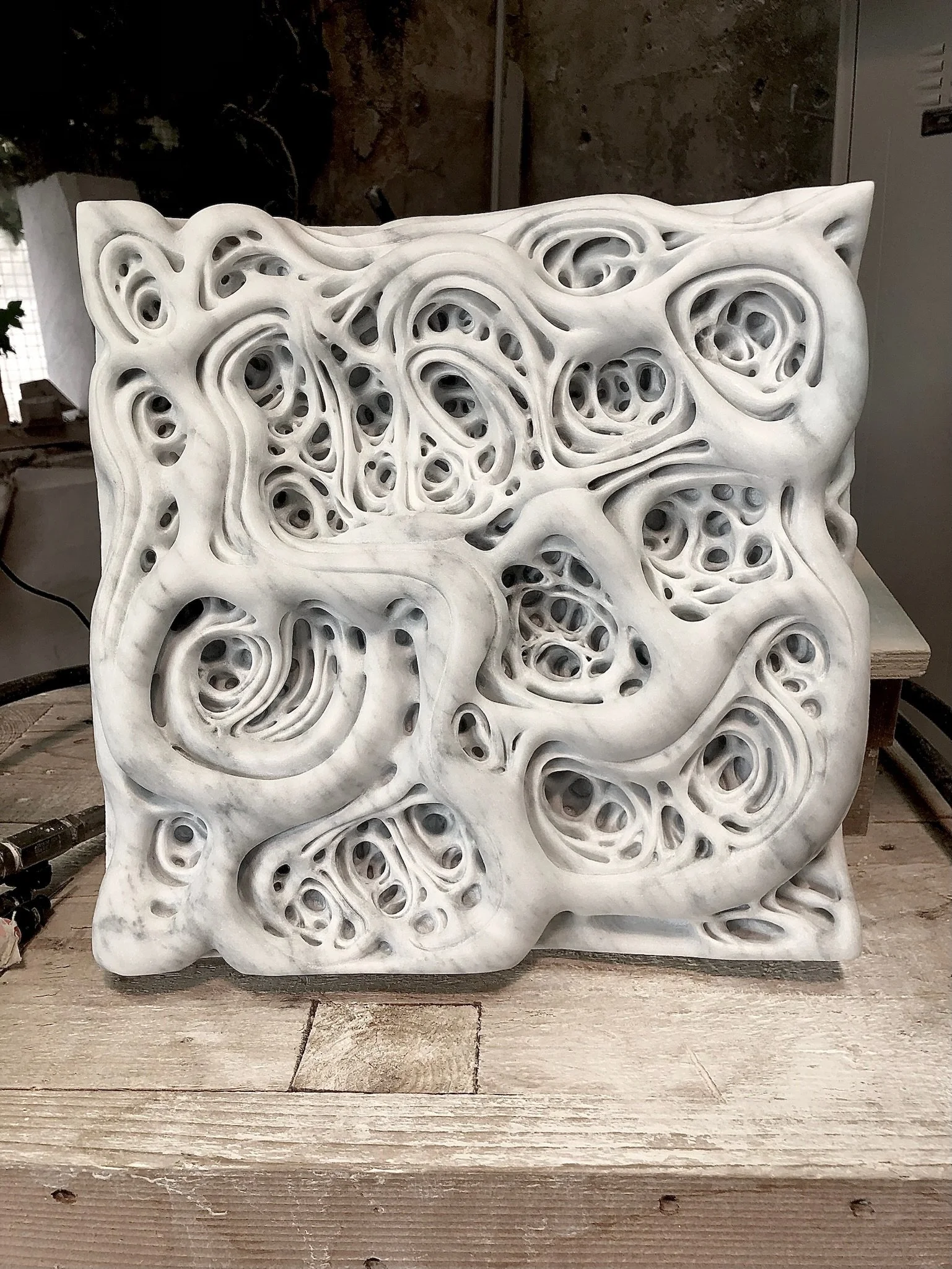 Matrice 
H 45 x 45 x 6,5 cm
marmo bianco Carrara