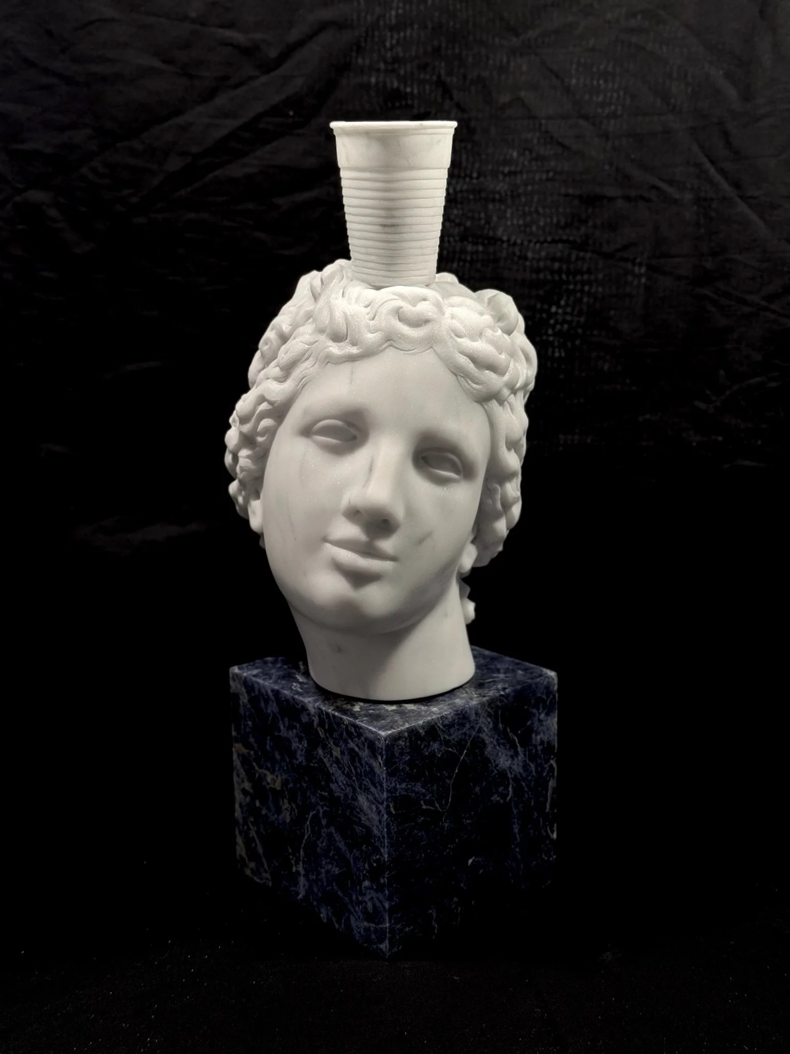 donna con bicchierino 
H 48 x 18 x 15 cm
marmo bianco Carrara  e Soladite blu