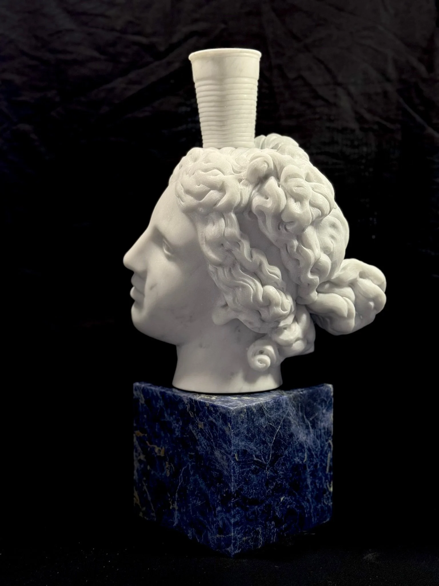 donna con bicchierino 
H 48 x 18 x 15 cm
marmo bianco Carrara  e Soladite blu