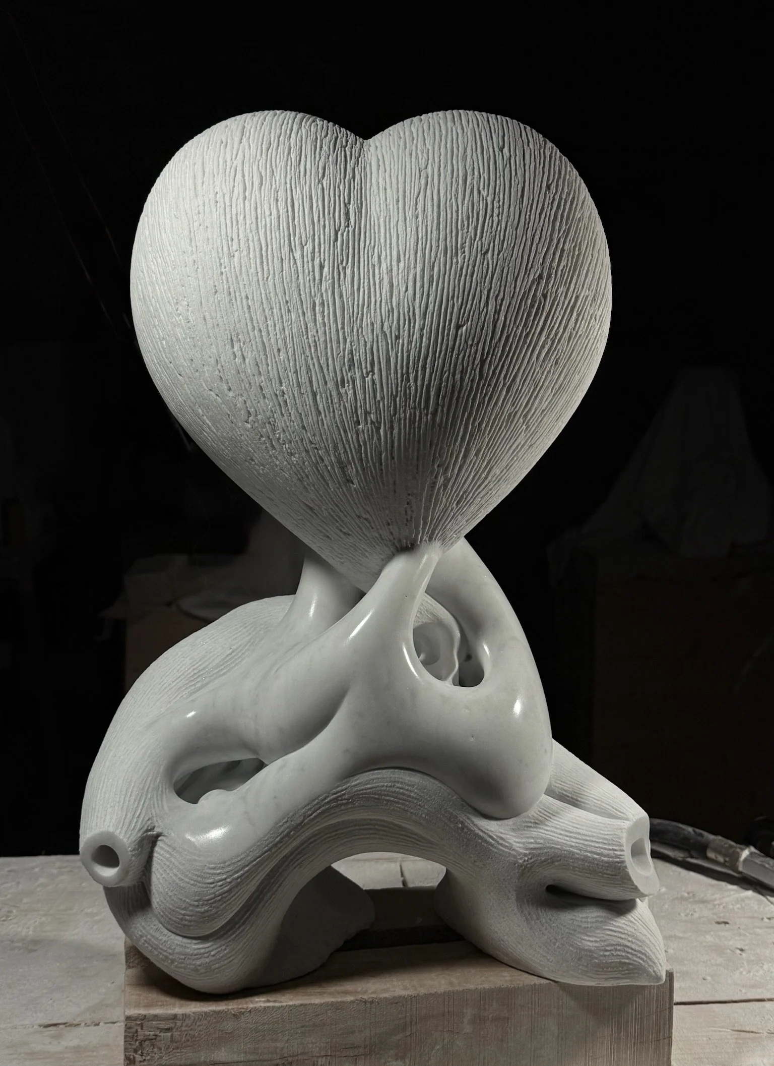 Cuore
H 48 x 34 x 23 cm
marmo bianco Carrara